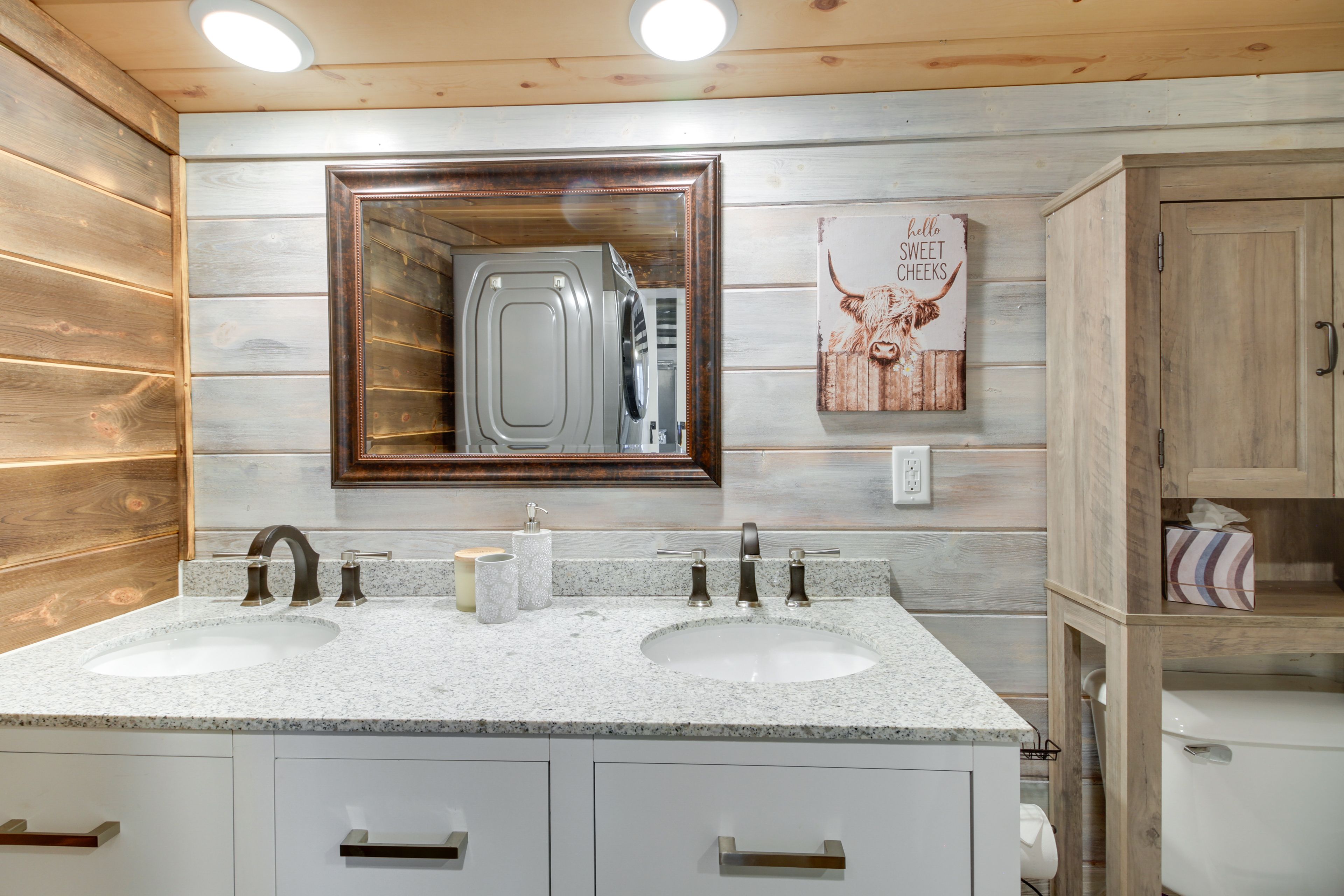 Full Bathroom | Complimentary Toiletries | Laundry
