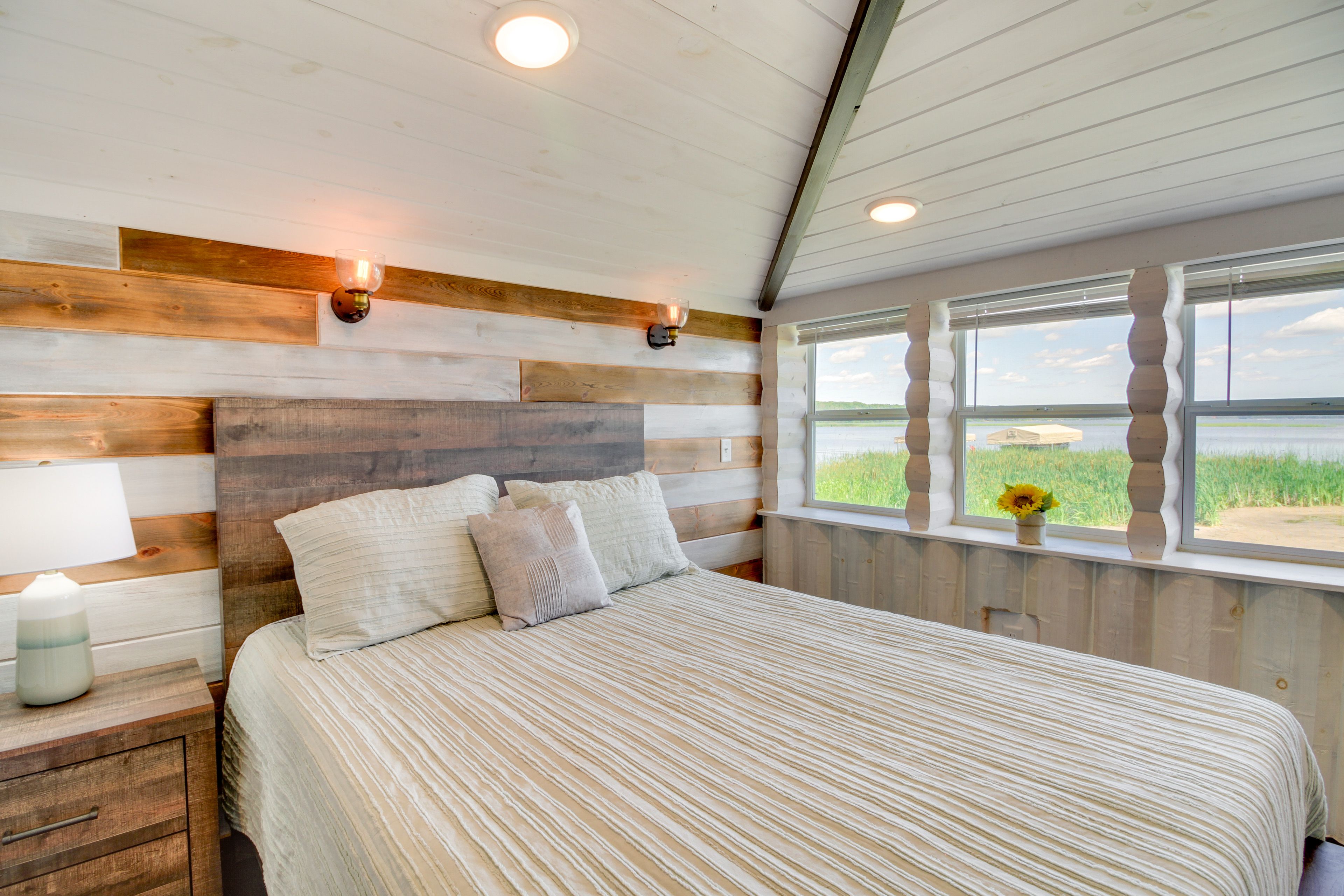 Bedroom | Queen Bed | Smart TV w/ Cable