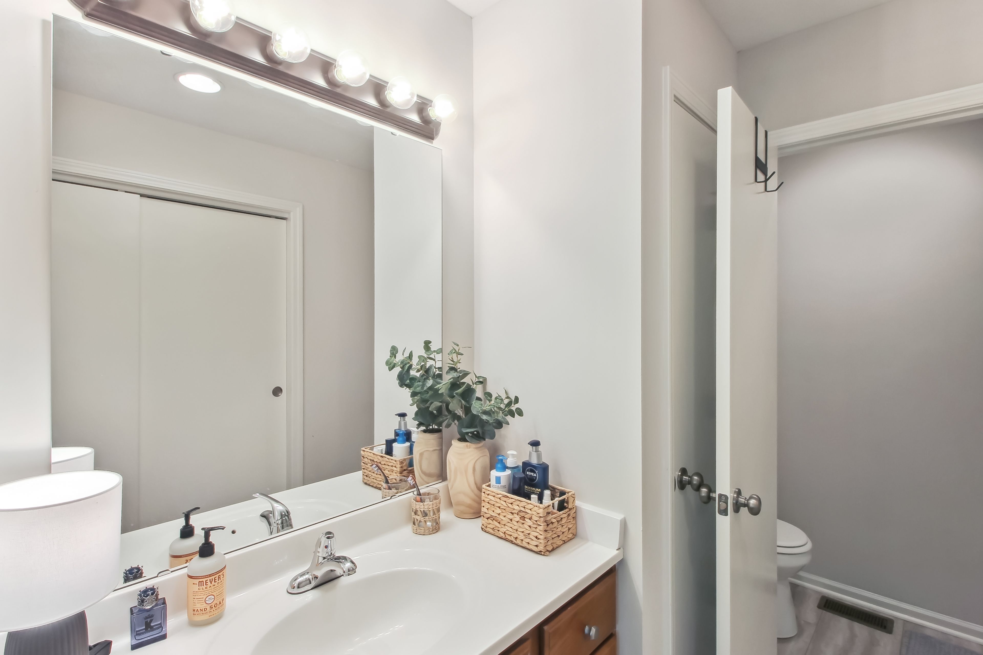 Full Bathroom | Complimentary Toiletries