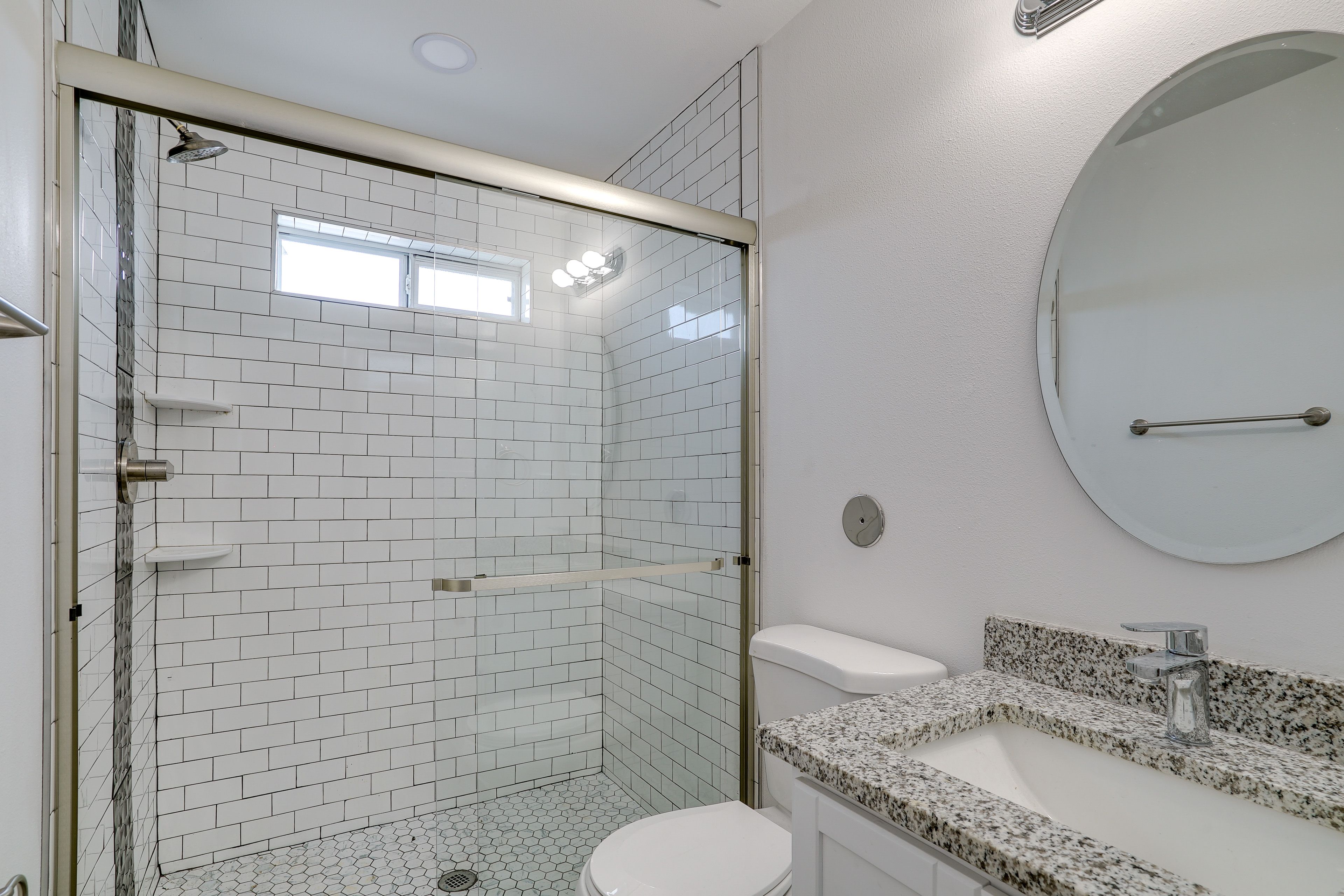 En-Suite Bathroom | Main Level | Towels Provided | Toiletries