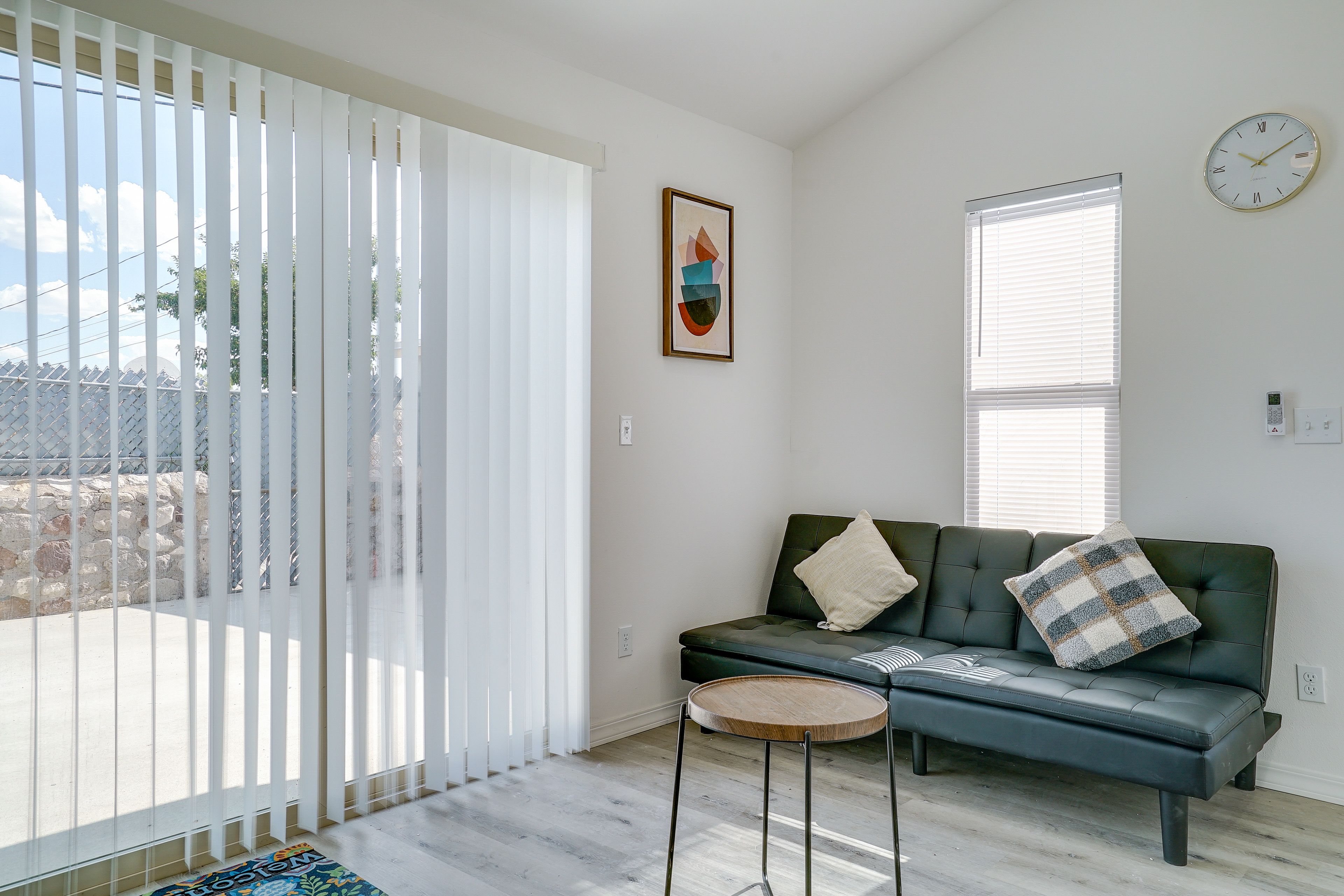 Living Room | Free WiFi | Ceiling Fans