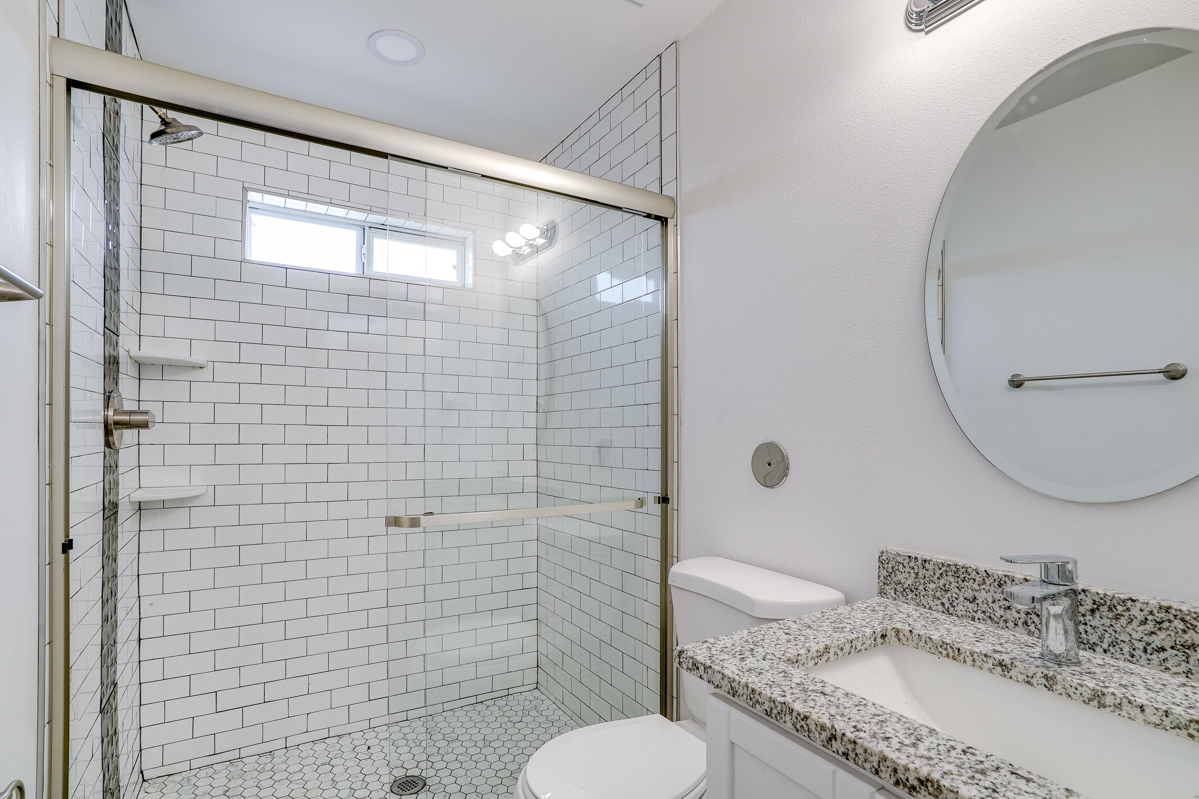En-Suite Bathroom | Main Level | Towels Provided | Toiletries