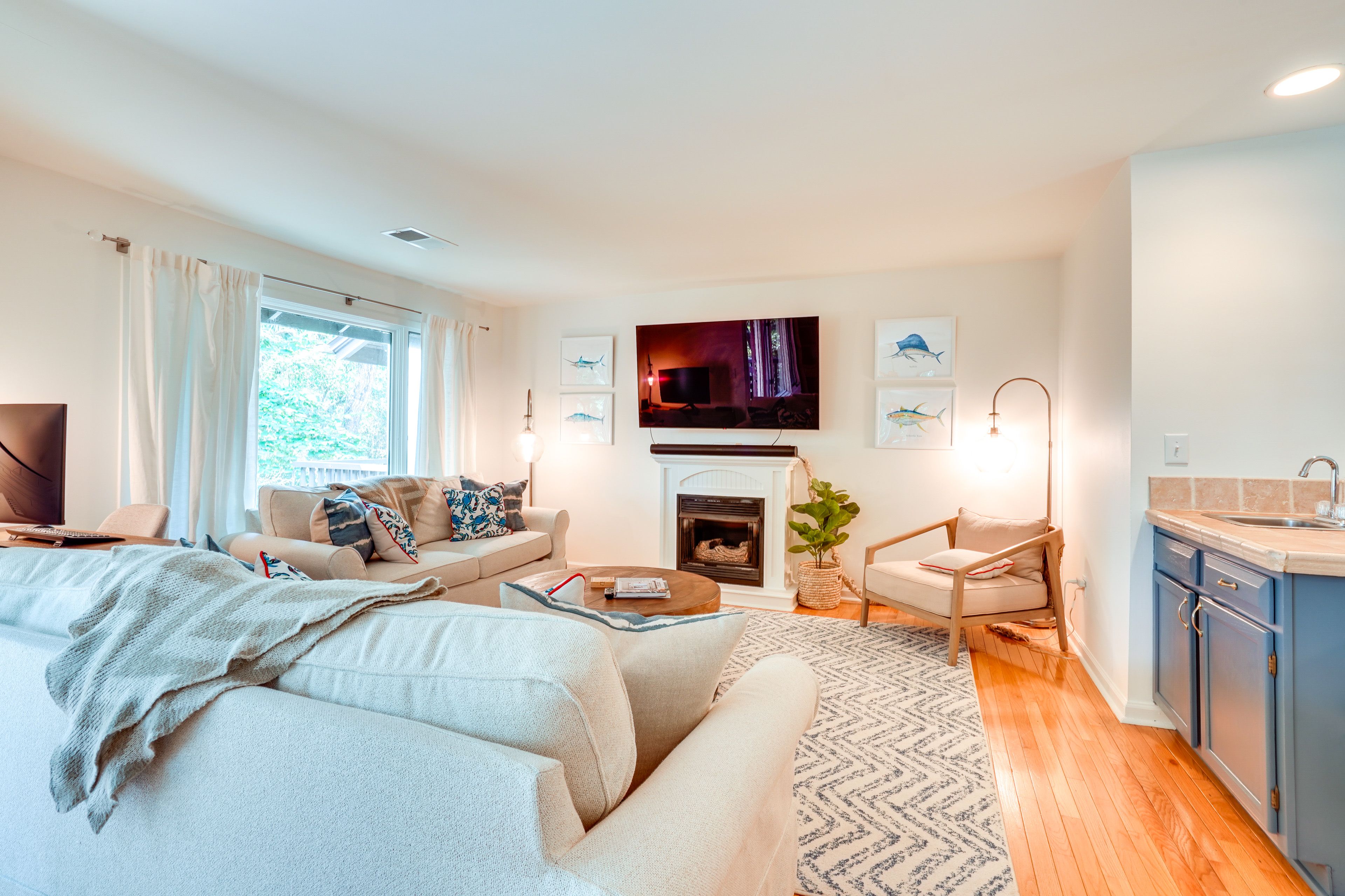 Living Room | Free WiFi | Smart TV | Decorative Fireplace | Central A/C
