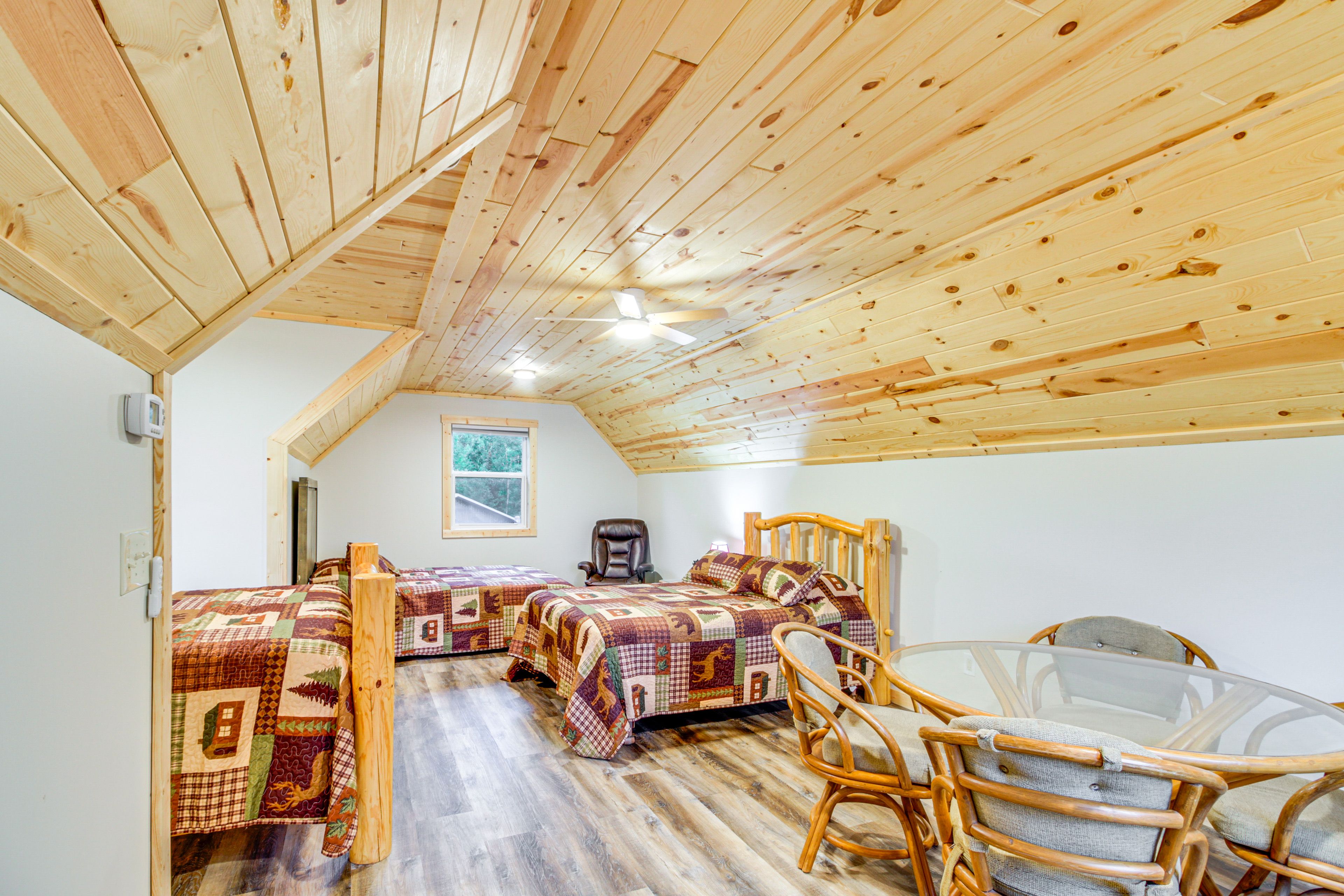 Loft | 2 Queen Beds | Full Bed