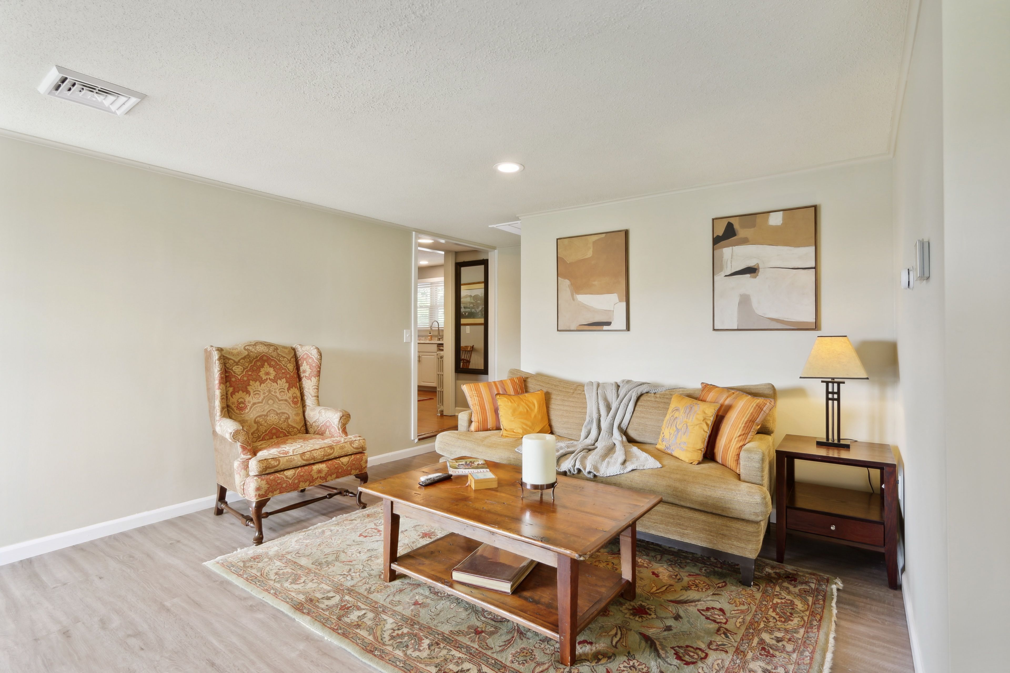 Living Room | Smart TV | Central A/C | Free WiFi