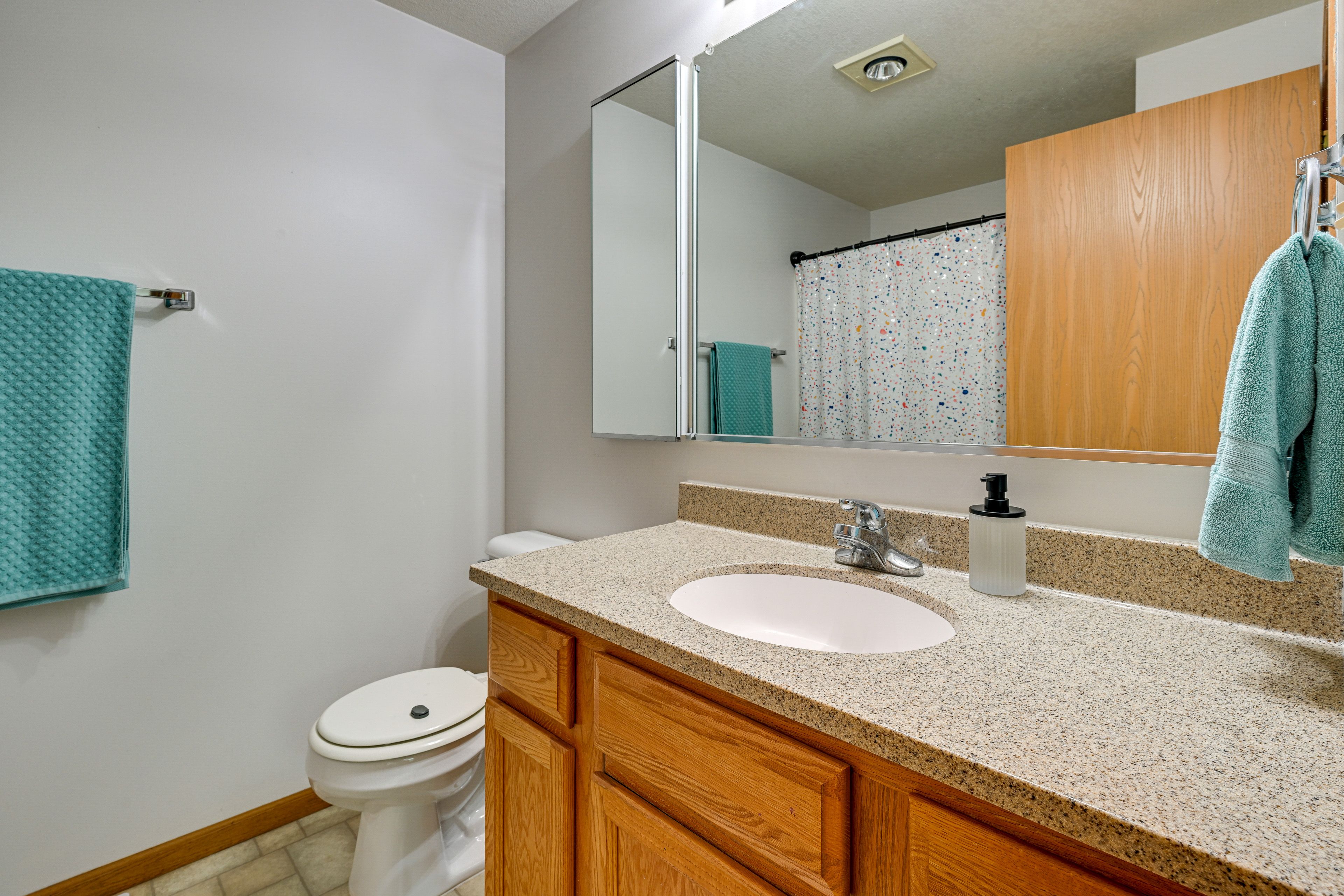 Full Bathroom | Complimentary Toiletries | 2nd Floor