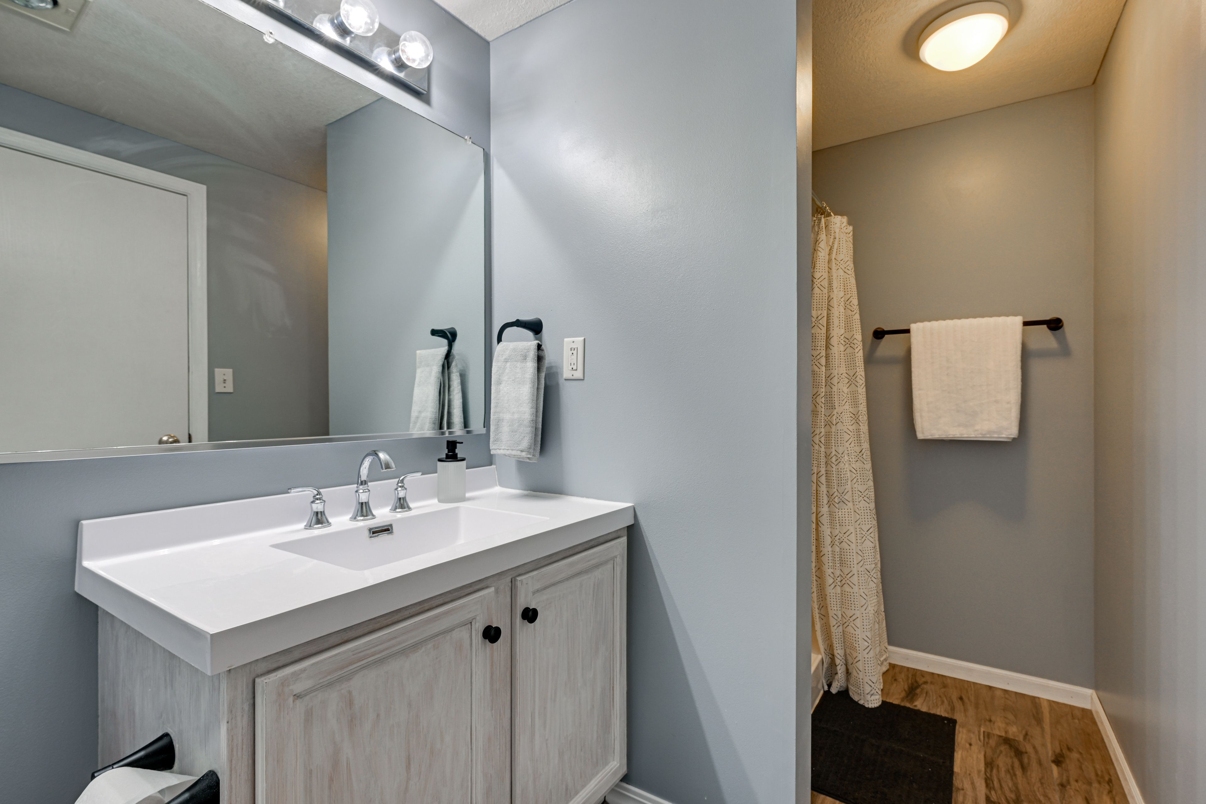 Full Bathroom | Complimentary Toiletries | 2nd Floor
