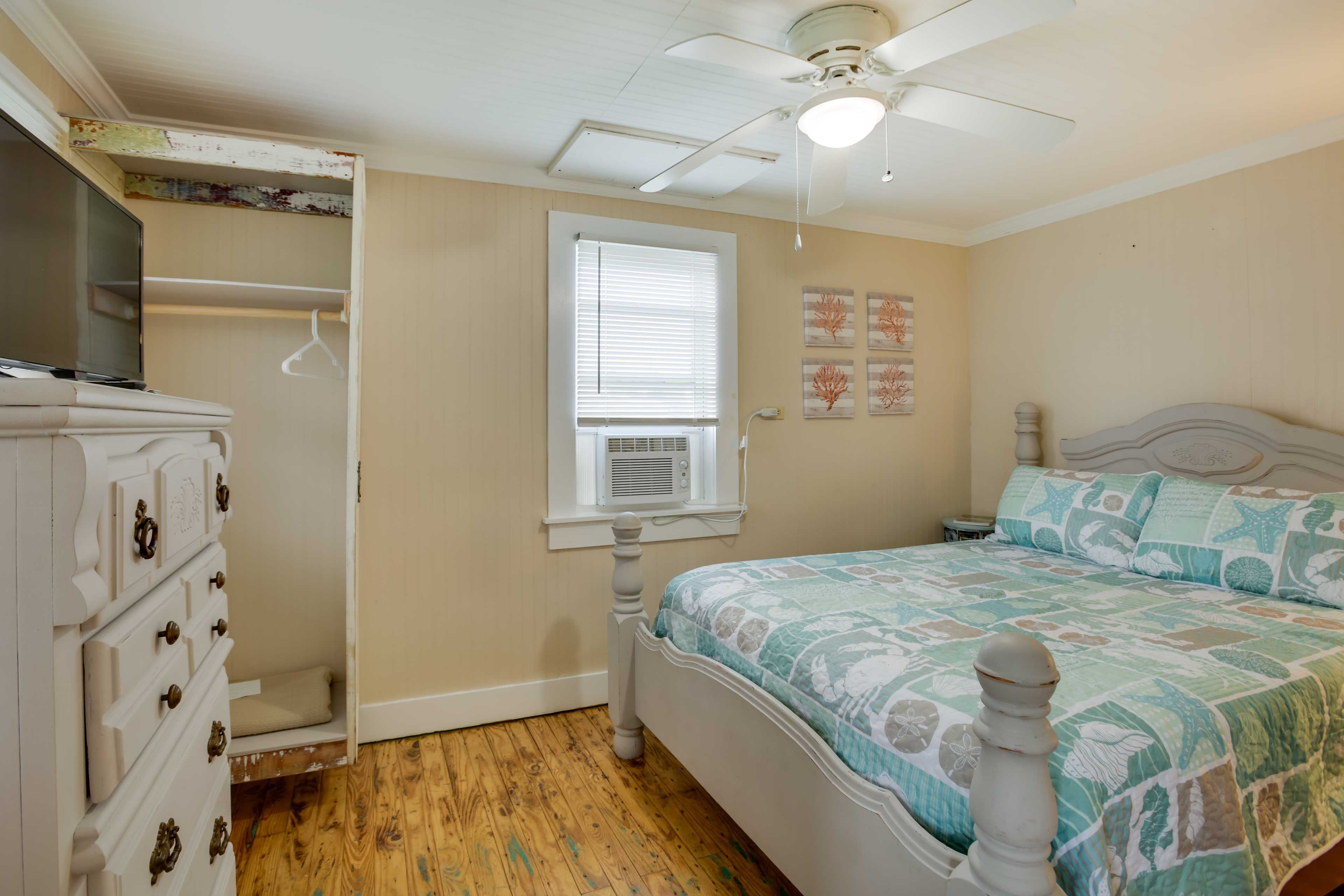 Bedroom 1 | Queen Bed