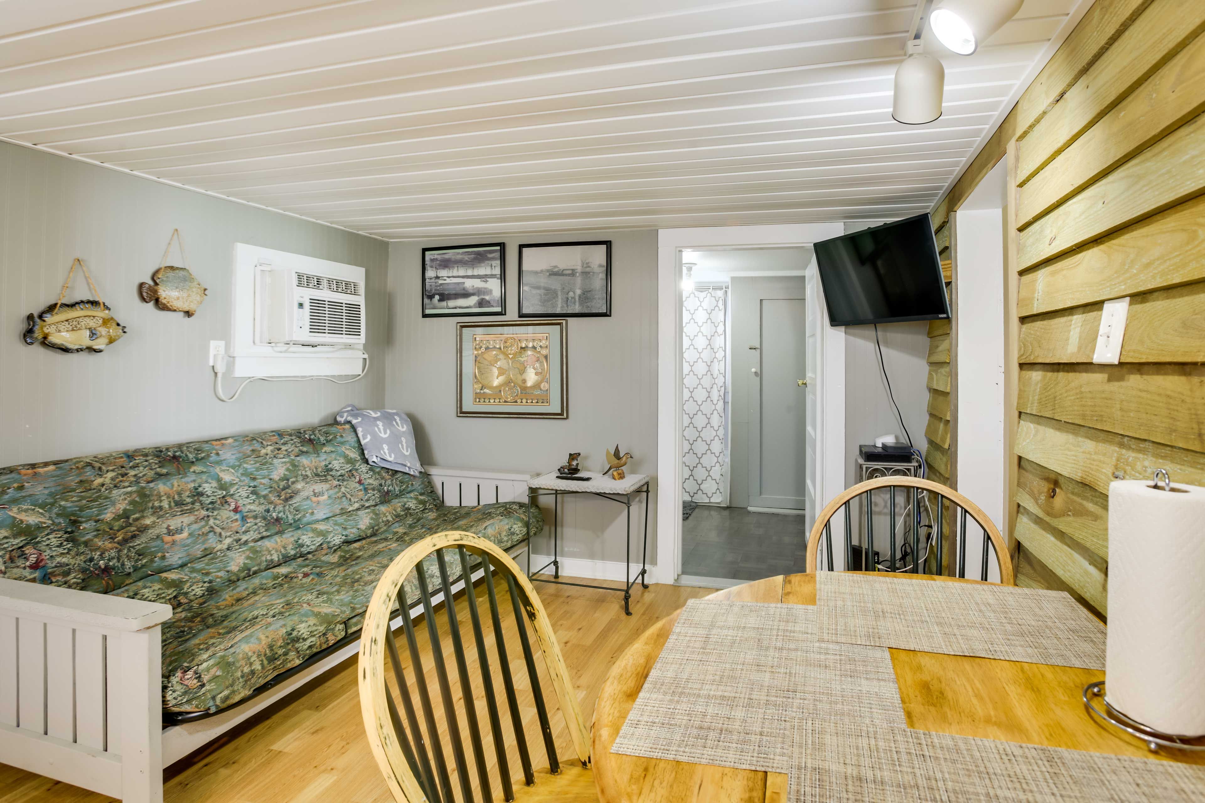 Living Room | Free WiFi | Dining Table
