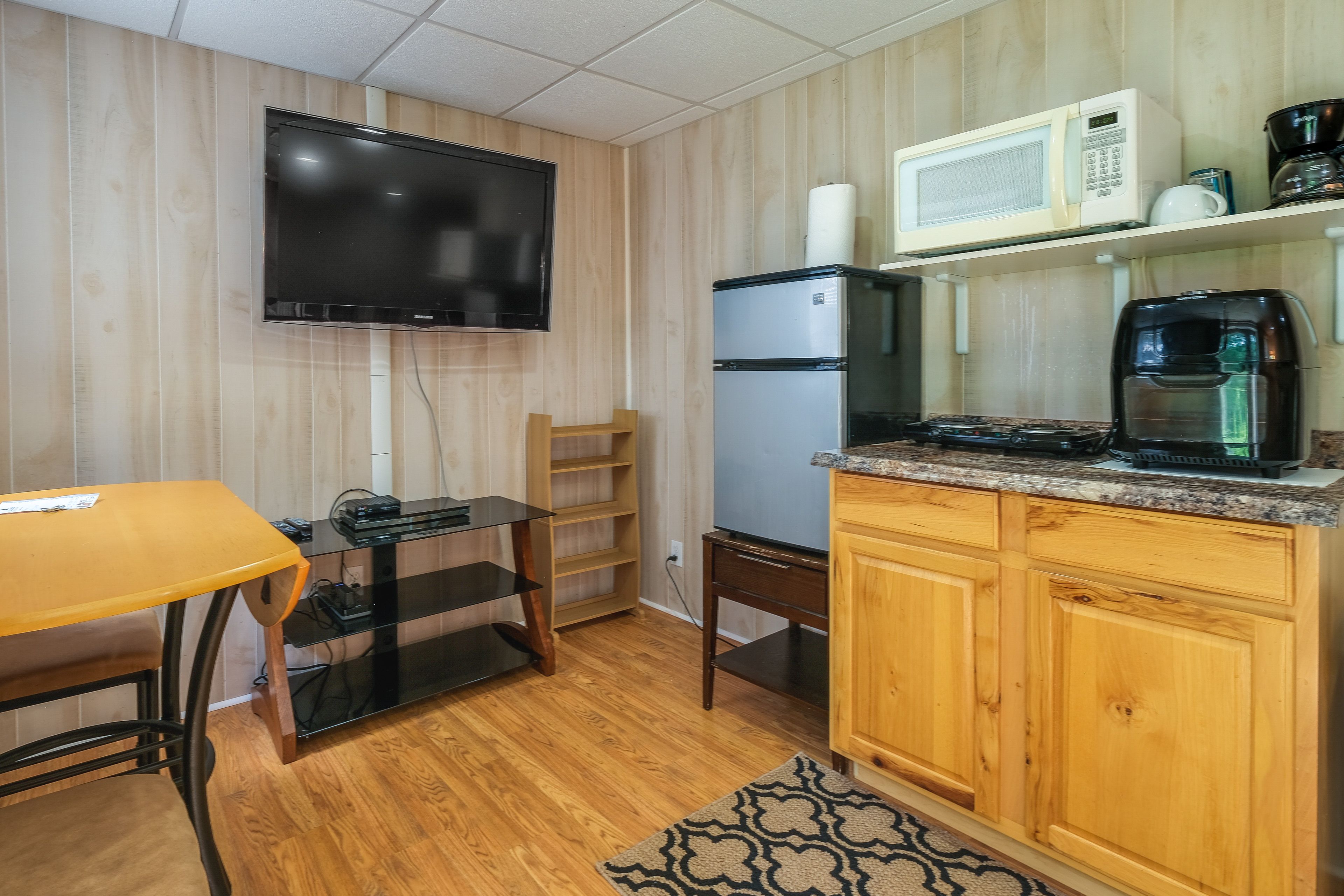 Kitchenette | Coffee Maker | Air Fryer | Hot Plate