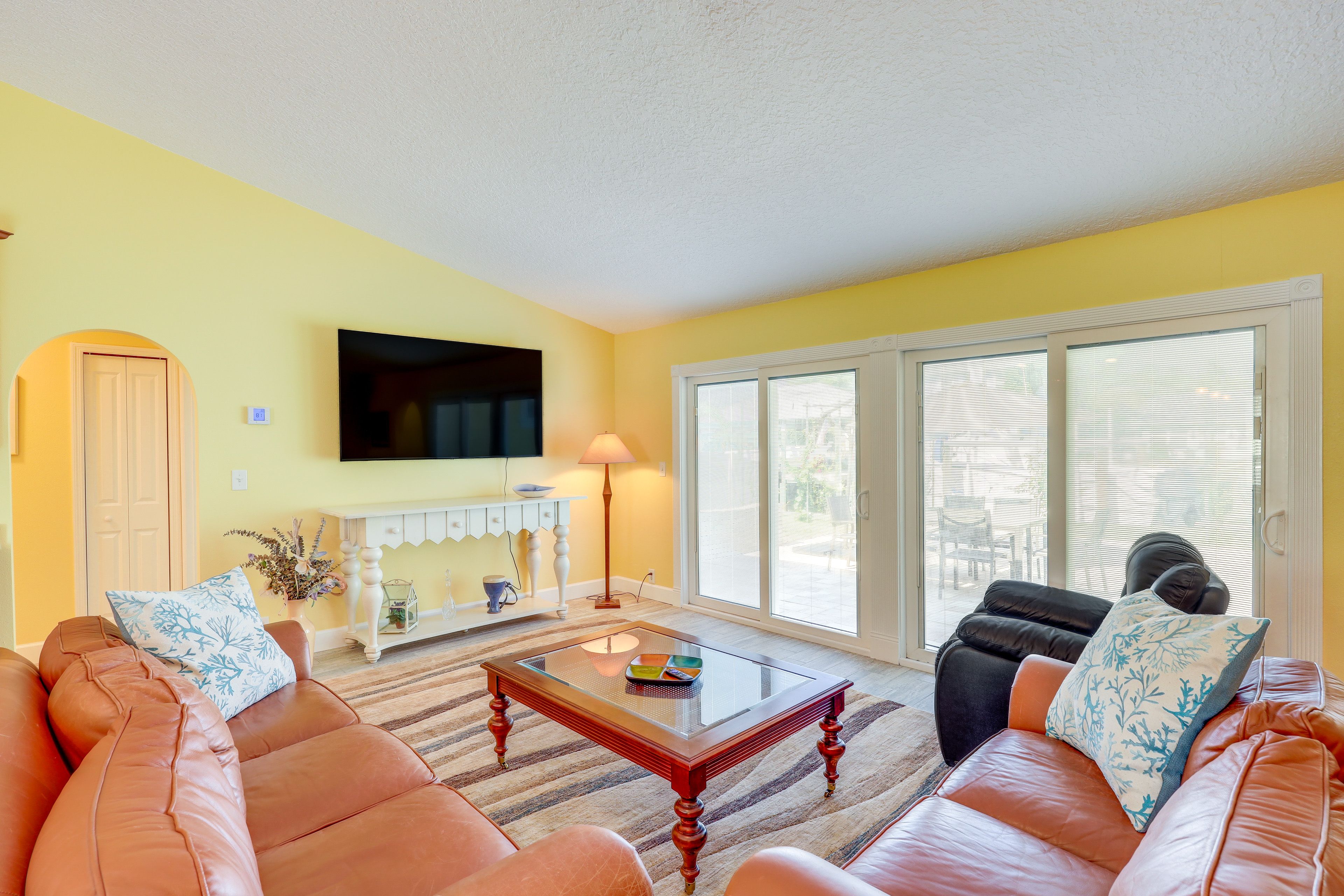 Living Room | Free WiFi | Central A/C | Smart TV
