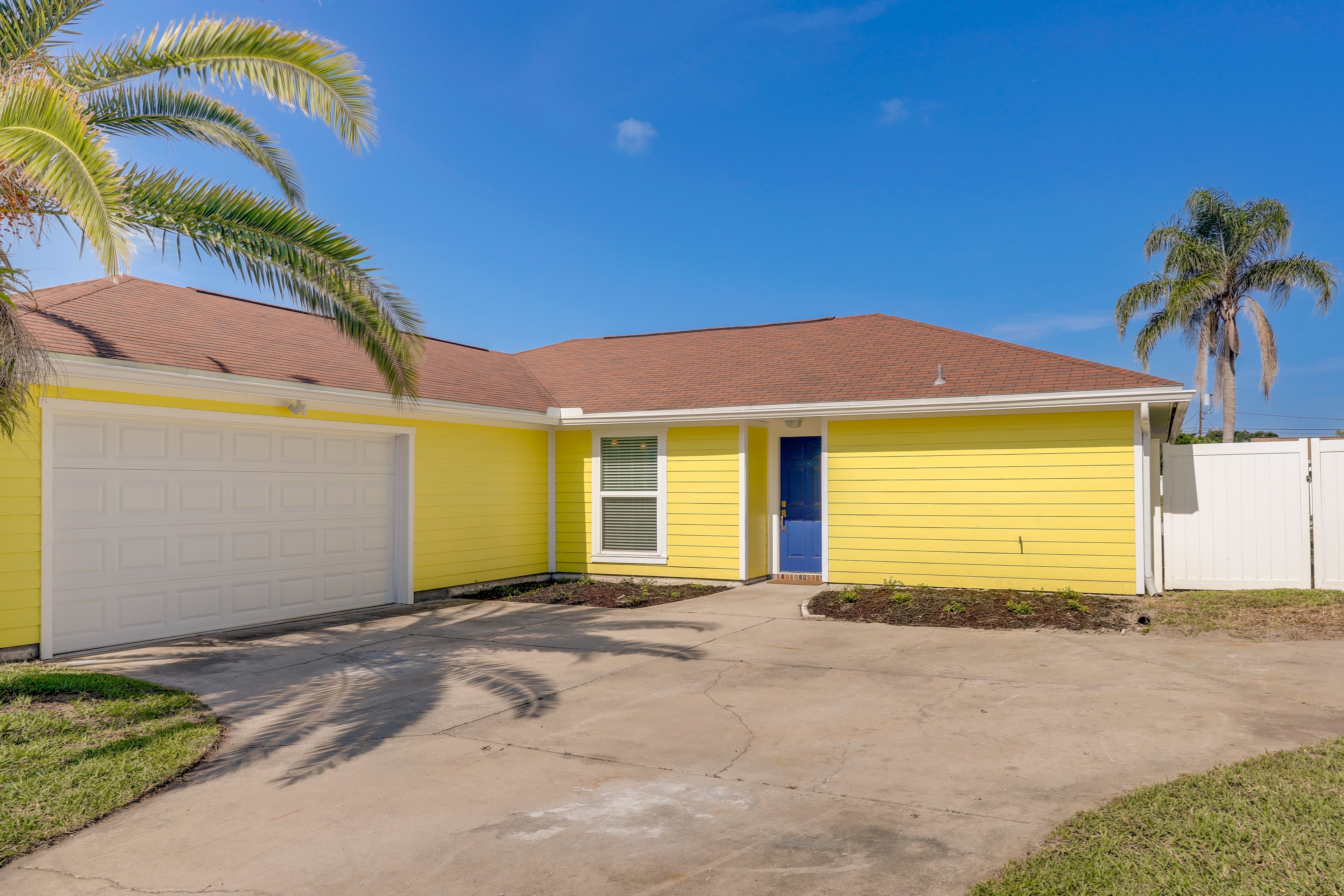 Exterior | Driveway (4 Vehicles)