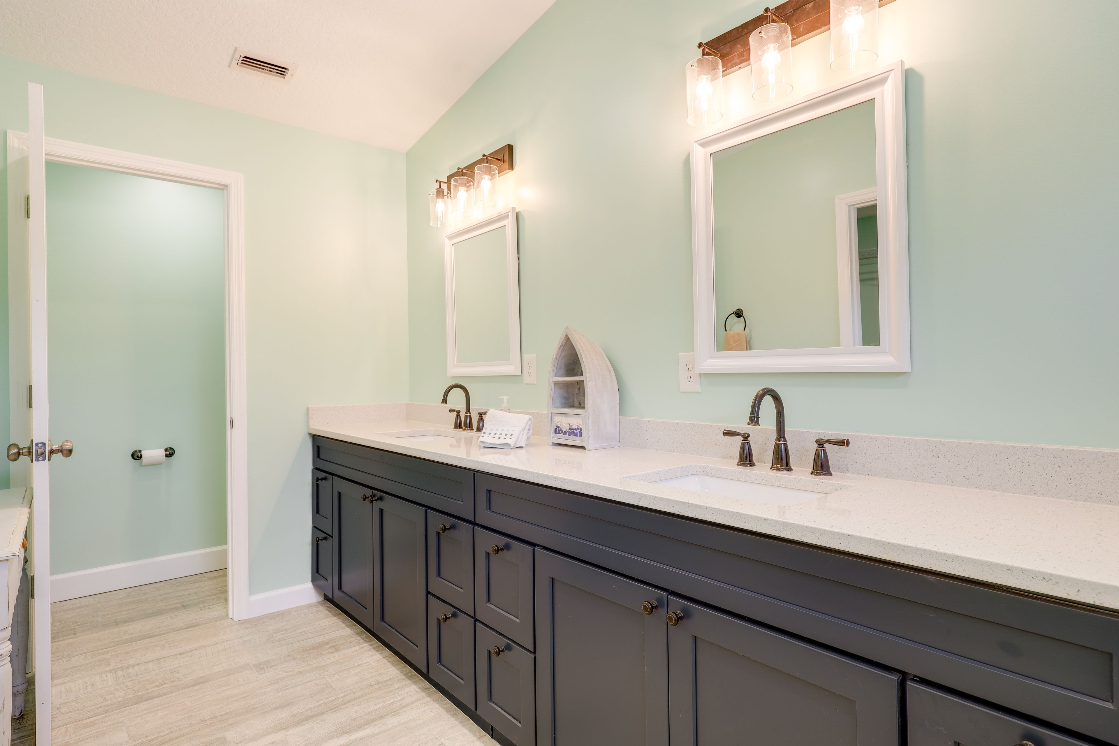 Bathroom | Complimentary Toiletries | Towels Provided