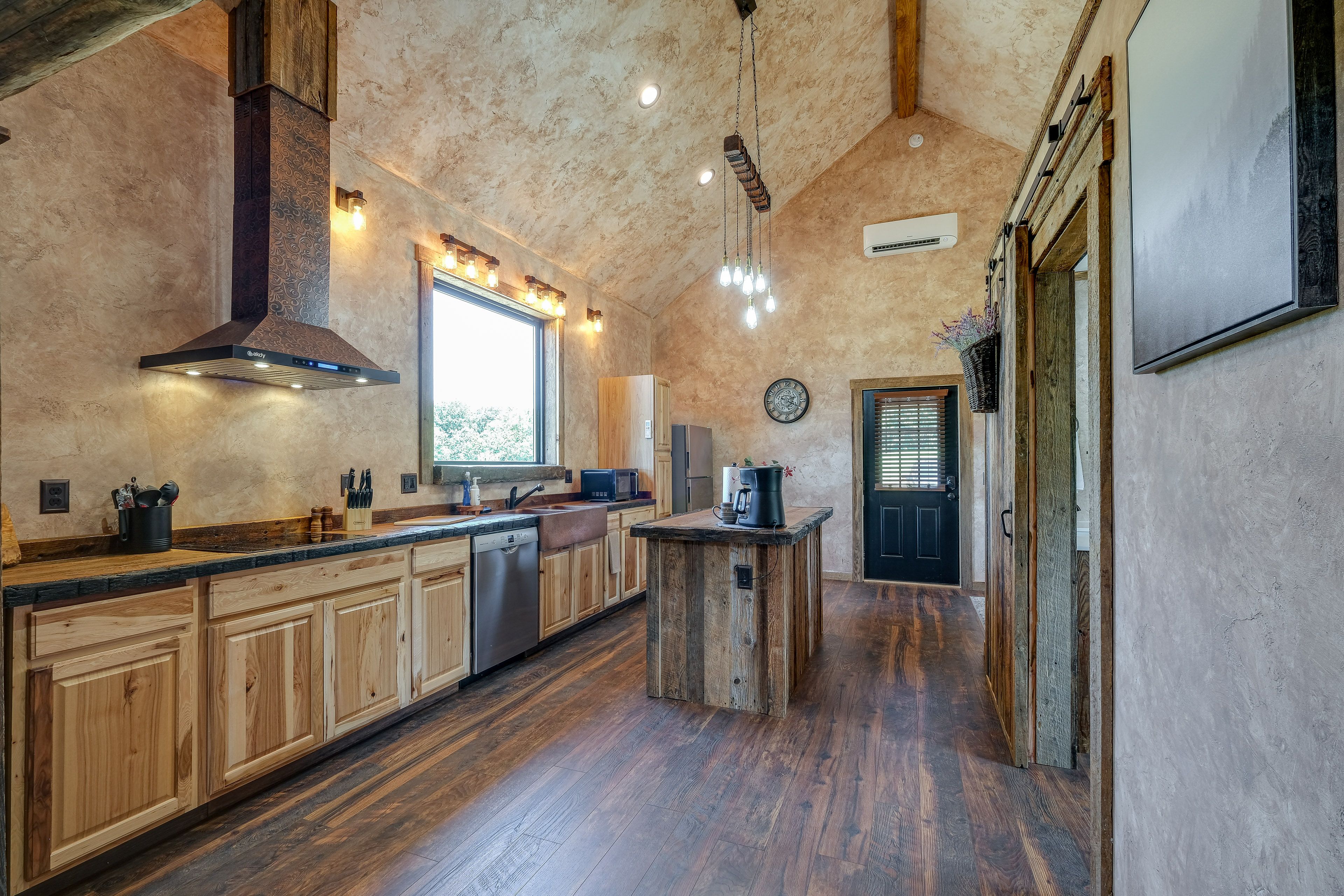 Kitchen | Central Heating & A/C | 5 Mi to Bedford Historic District