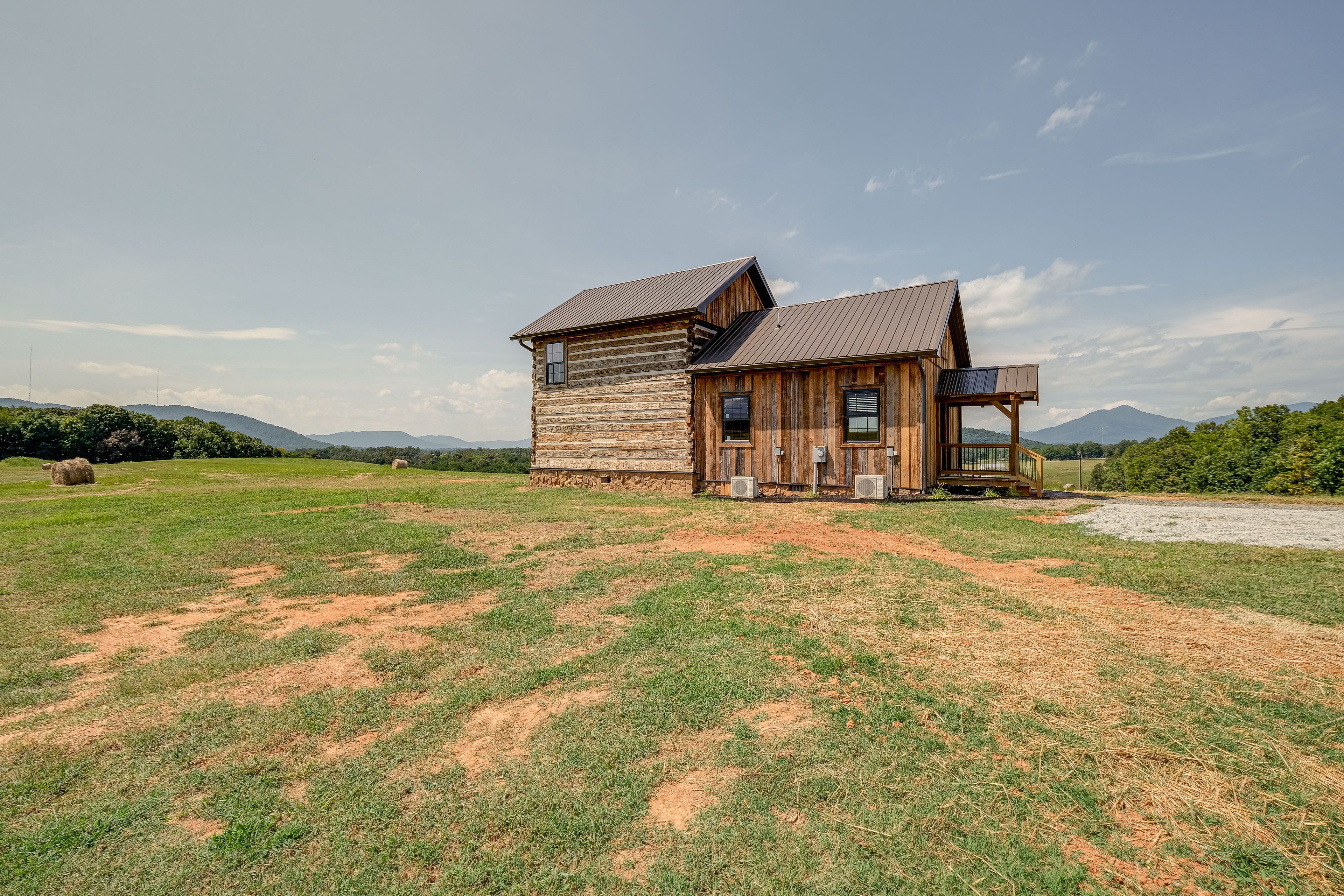 2-Story Cabin | Self Check-In | 15 Mi to Peaks of Otter Lake