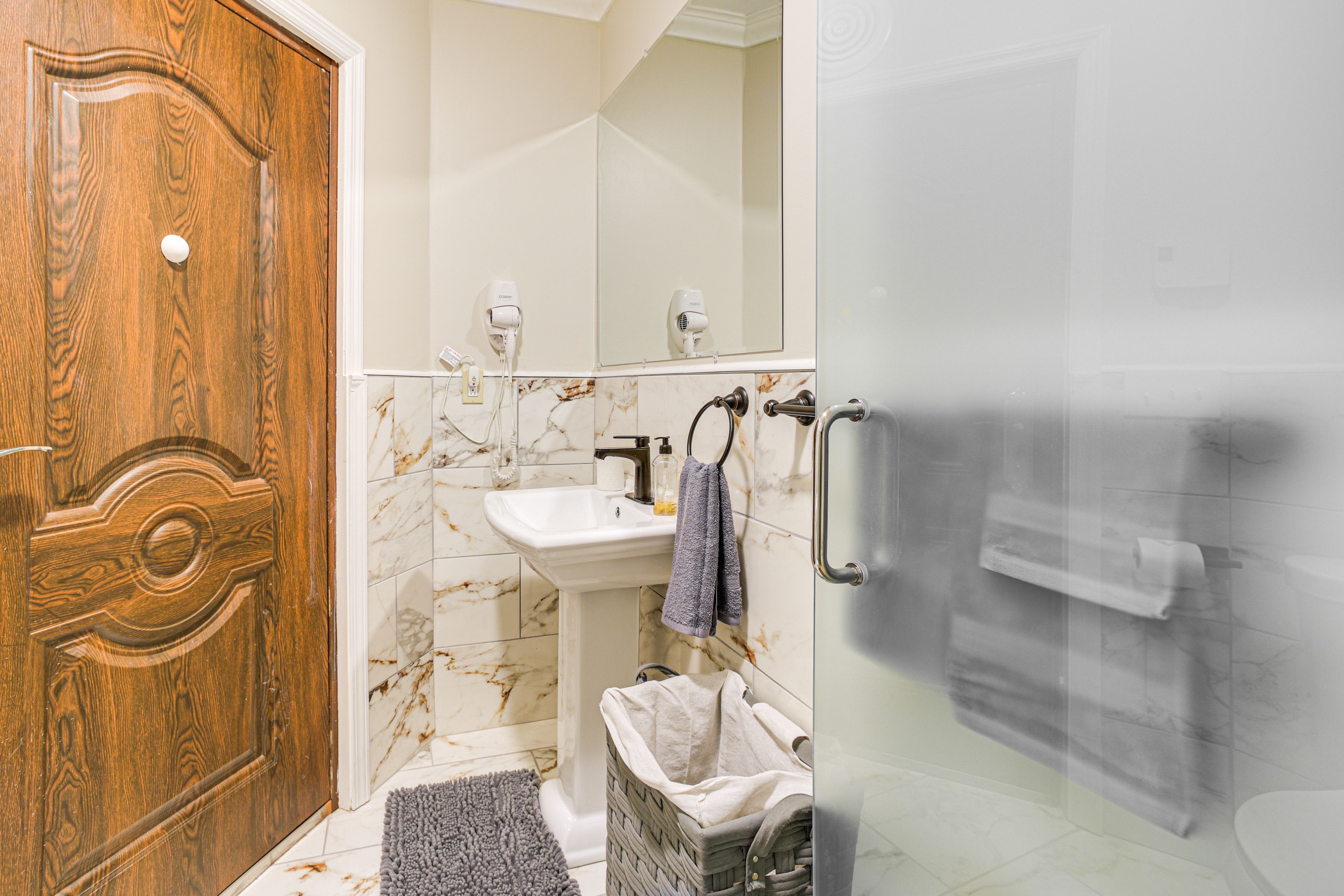 Full Bathroom | Towels Provided | Complimentary Toiletries | Hair Dryer