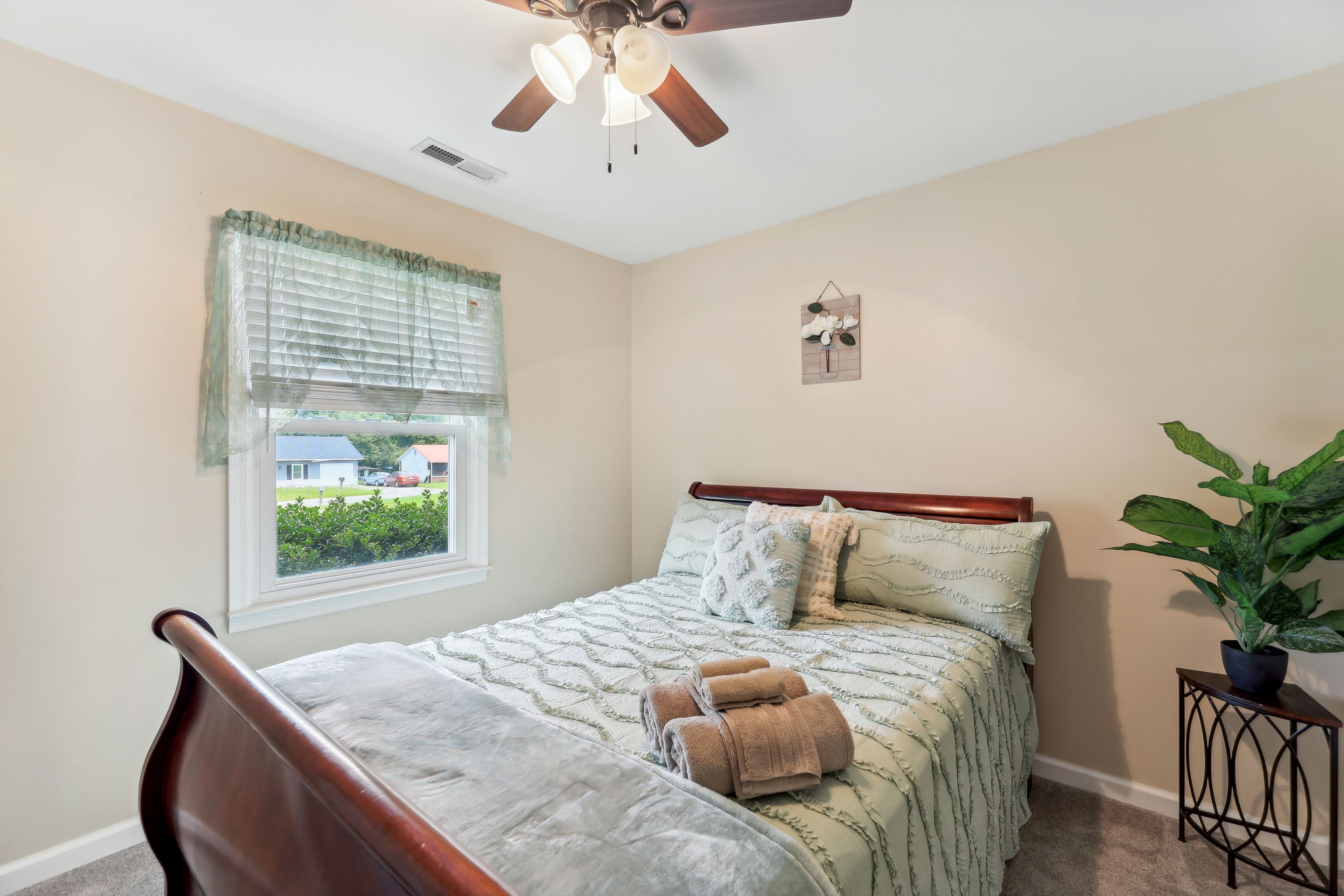 Bedroom 2 | Queen Bed