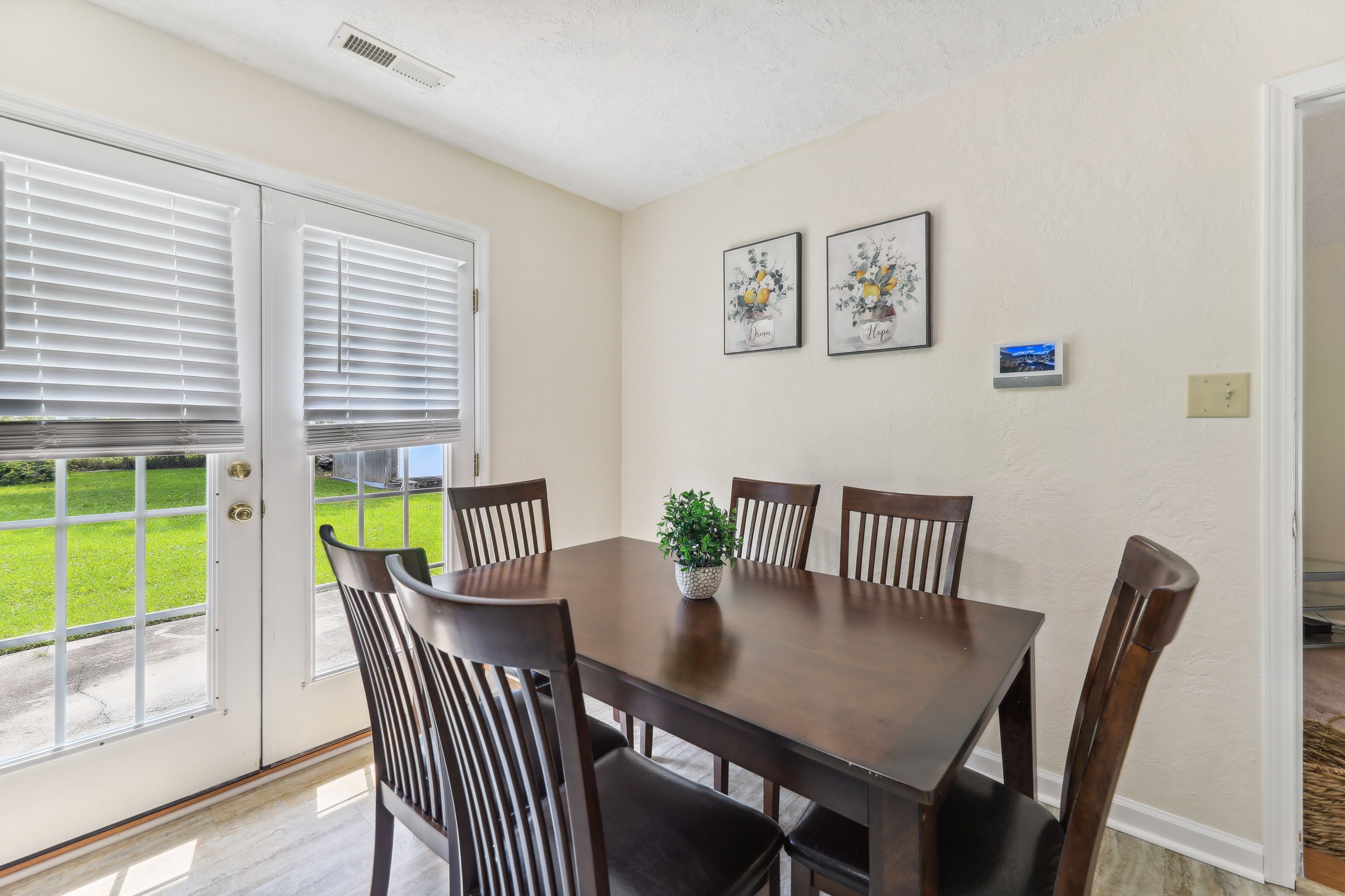 Dining Area | Dishware & Flatware Provided