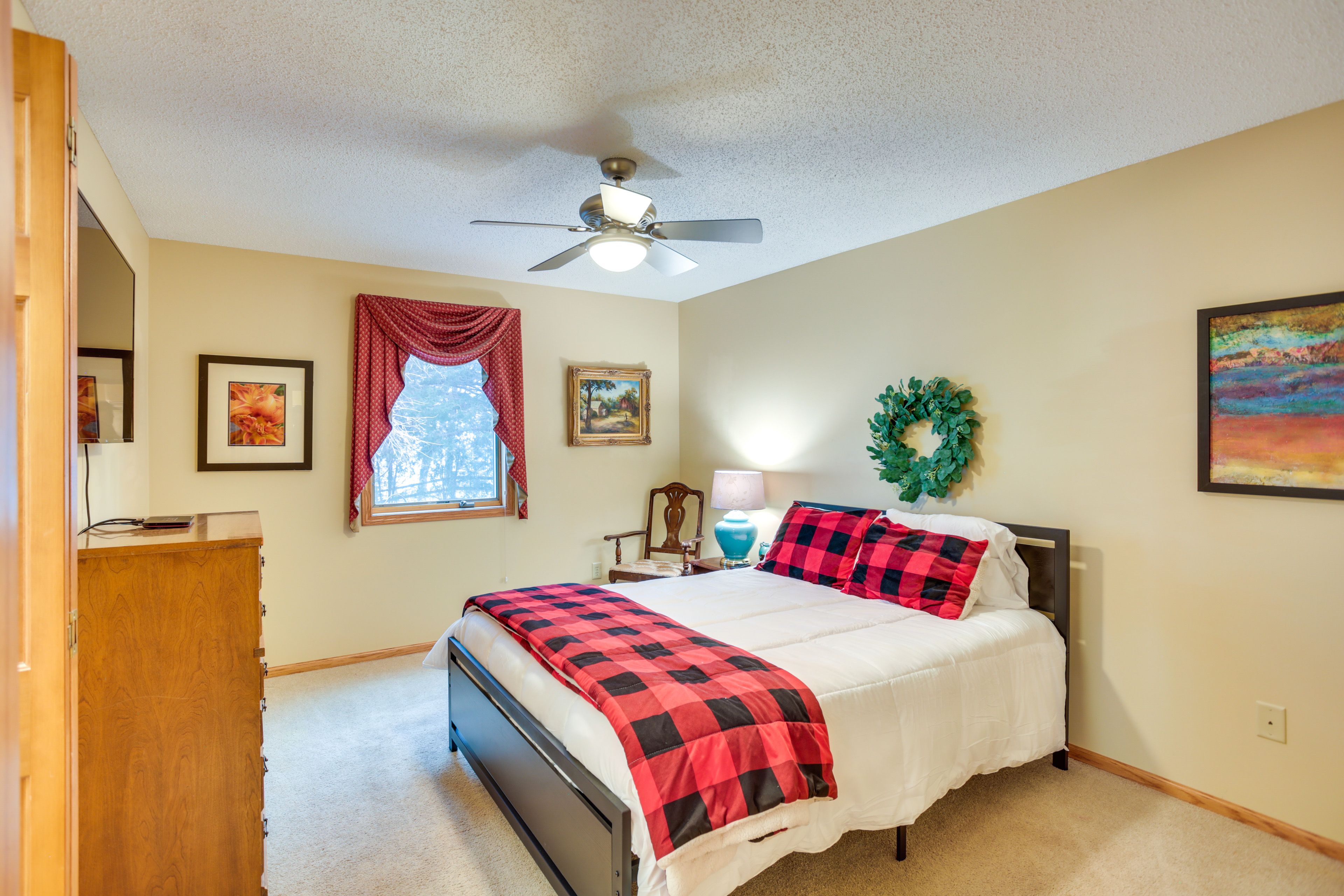 Bedroom 1 | Queen Bed | 1st Floor