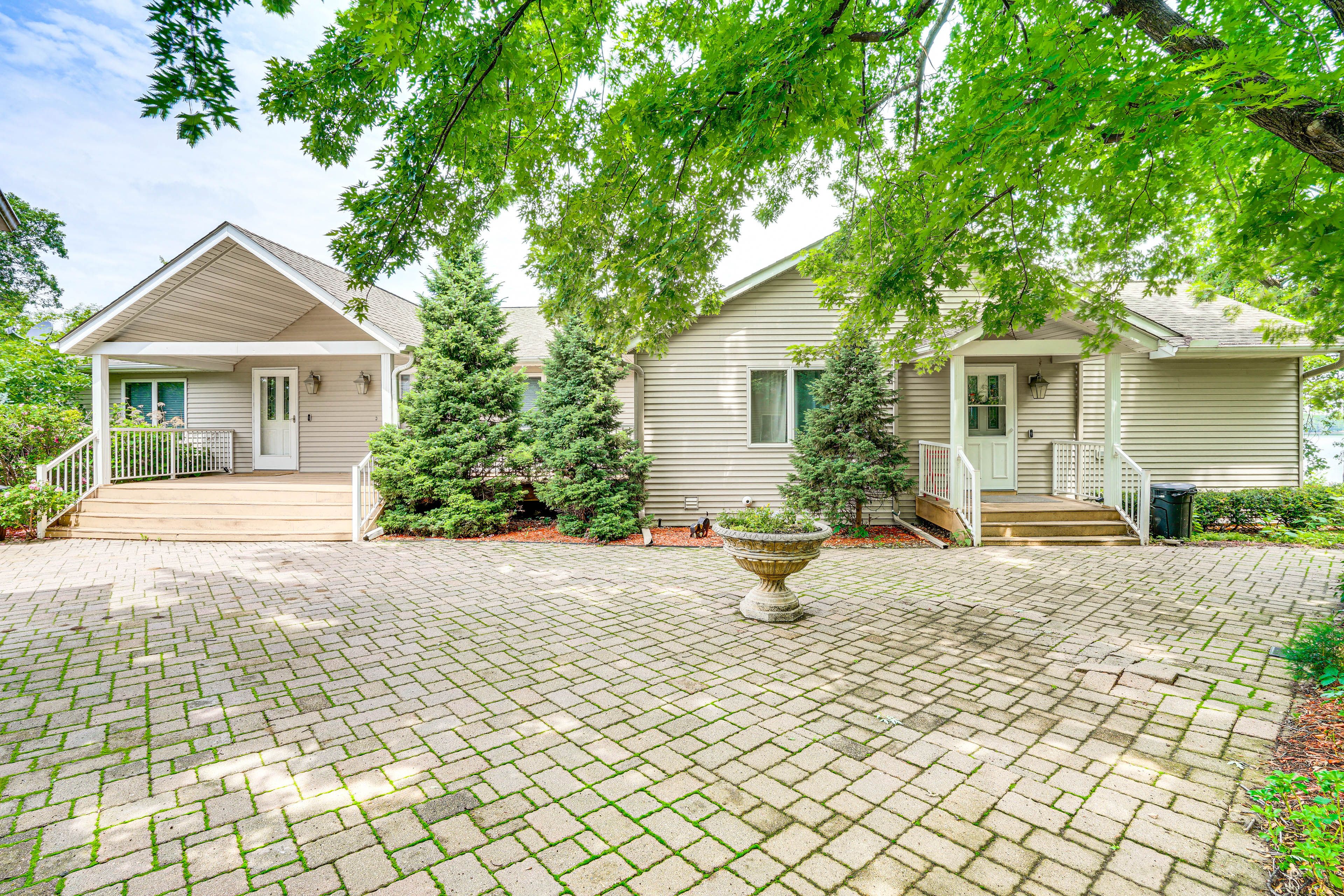 Parking | Driveway (6 Vehicles) | RV/Trailers Allowed