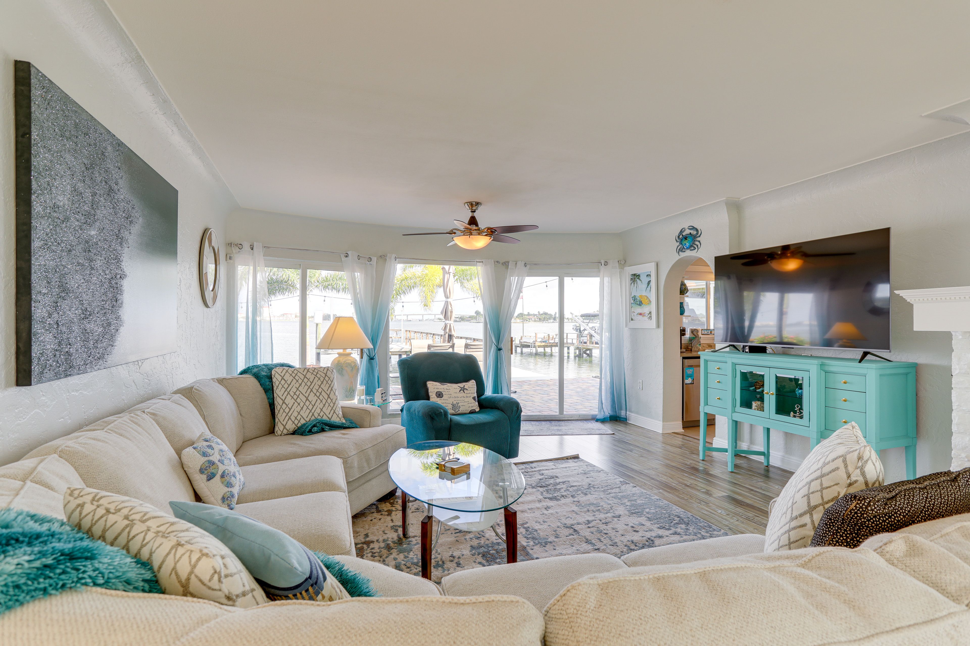 Living Room | Smart TV | Free WiFi