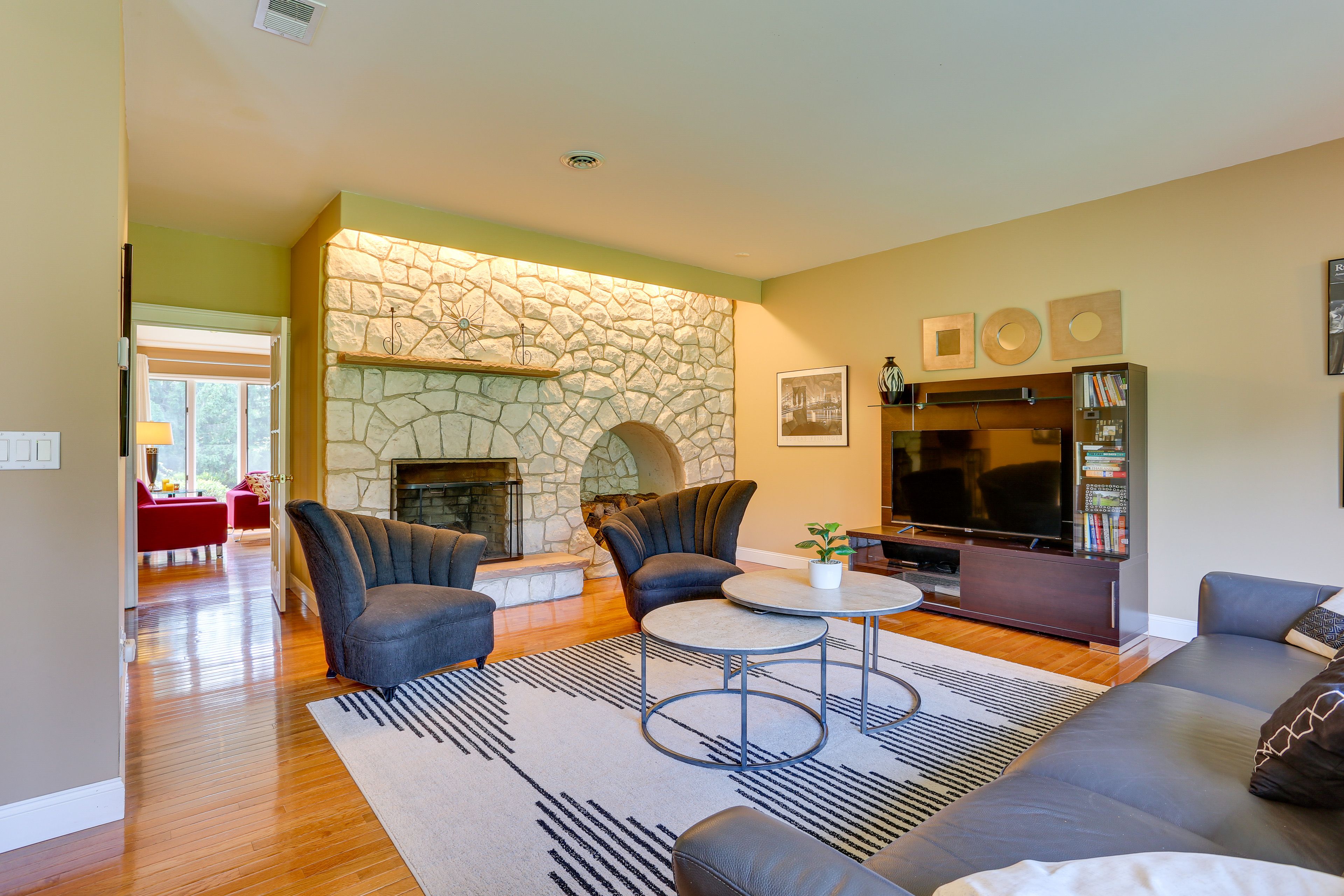 Living Room | Smart TVs | Books | Fireplace