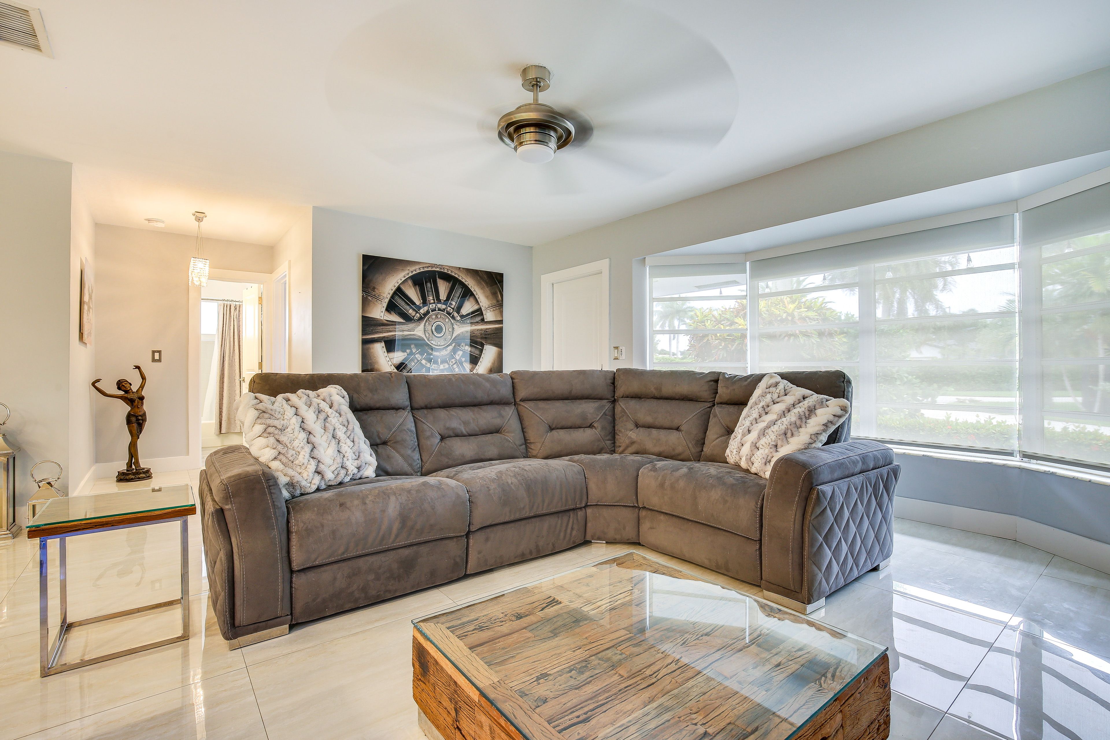 Living Room | Free WiFi | Smart TV | Central A/C