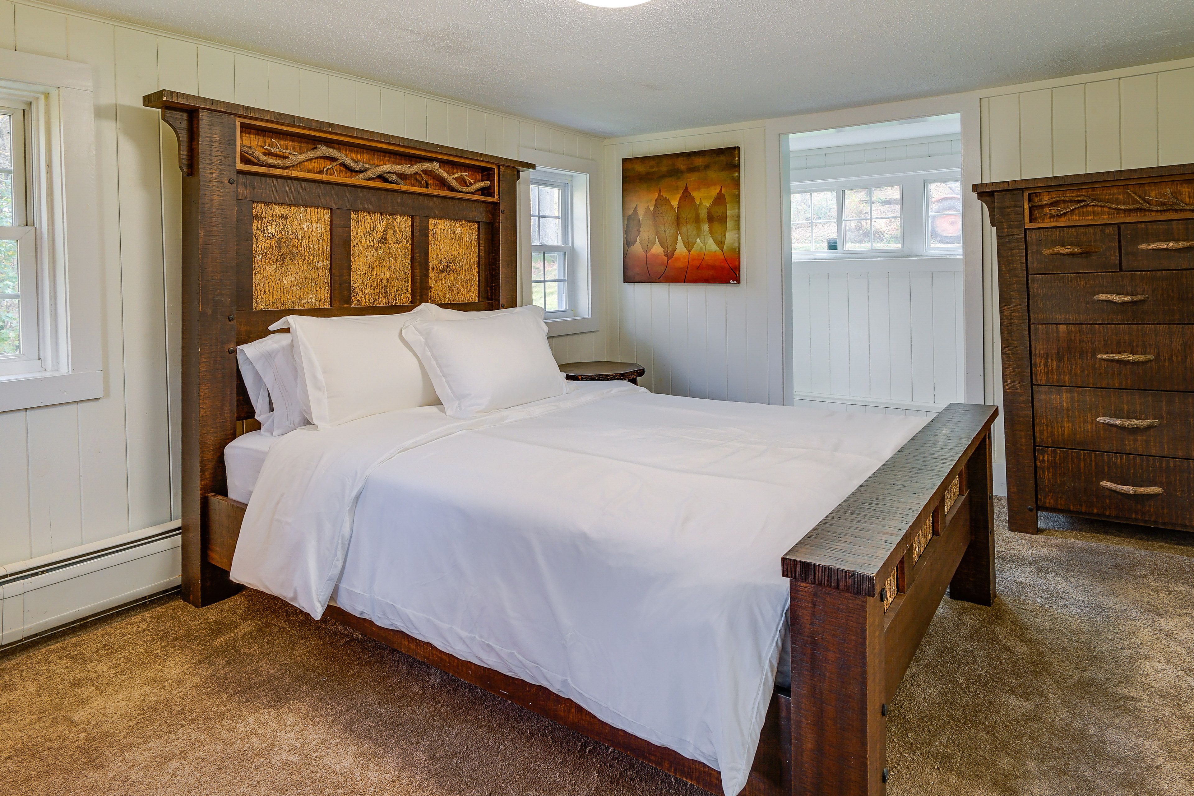 Bedroom 1 | Queen Bed | Main Floor