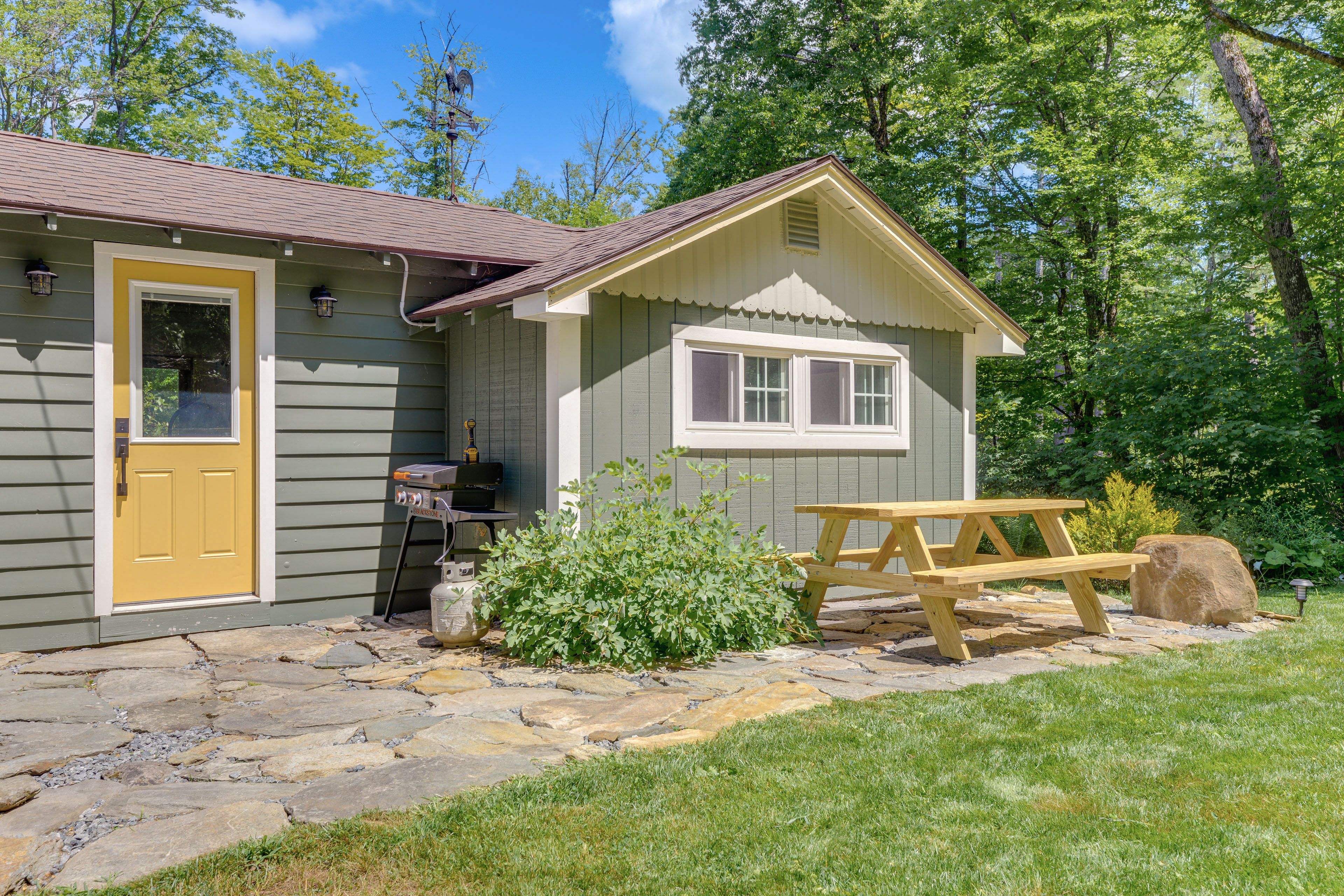 Patio | Gas Grill | Picnic Table