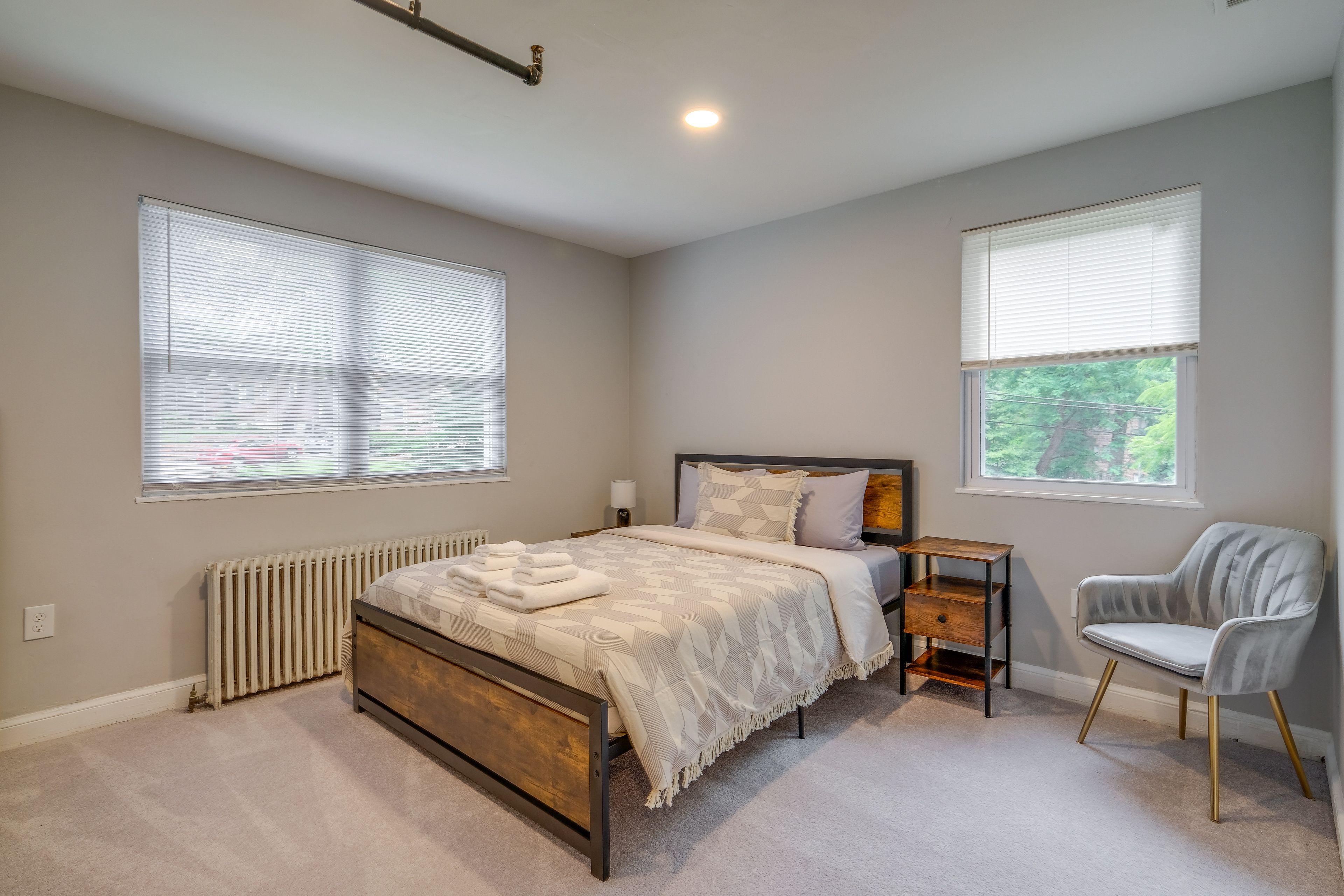 Bedroom 1 | Queen Bed
