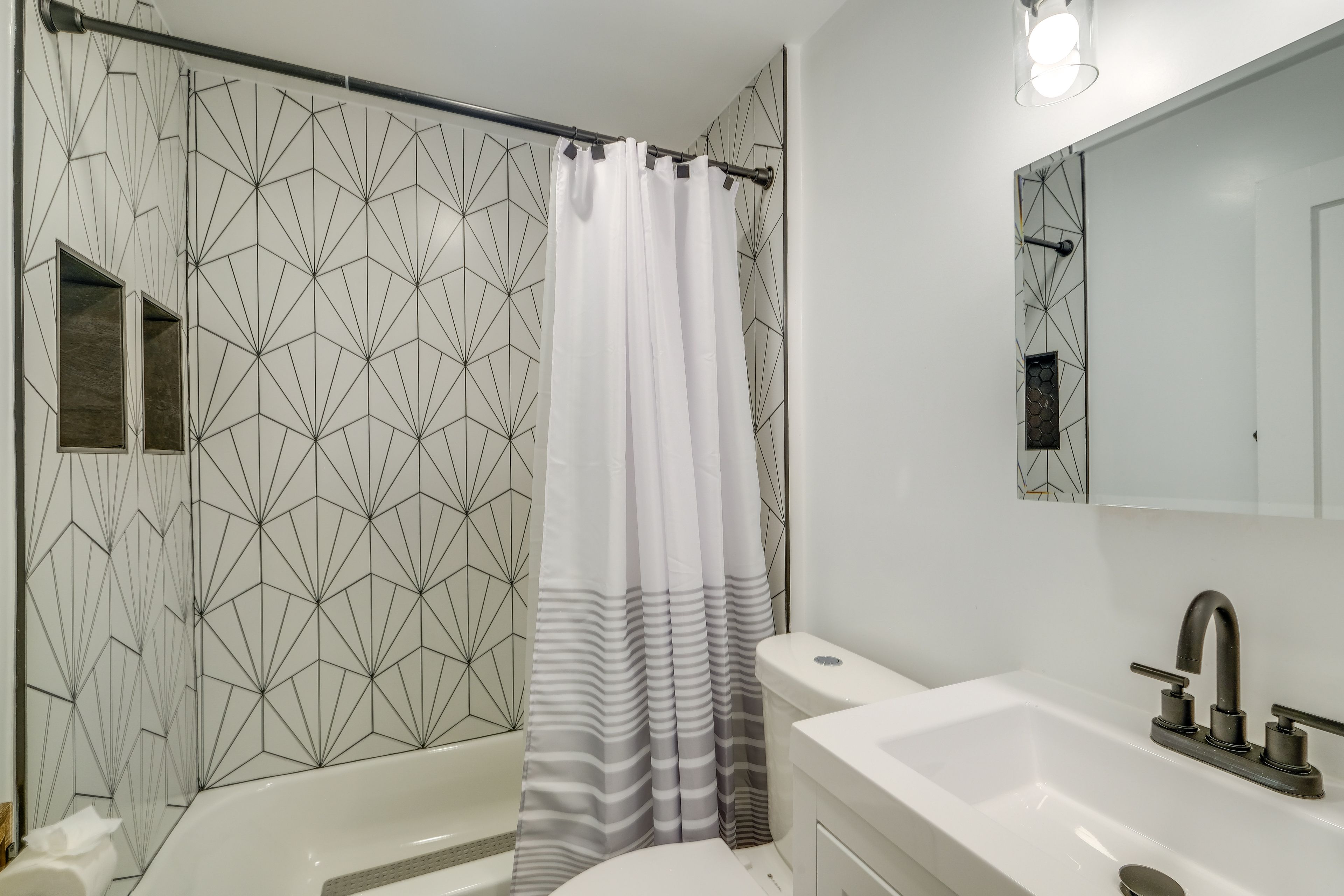 Full Bathroom | Complimentary Toiletries | Towels Provided
