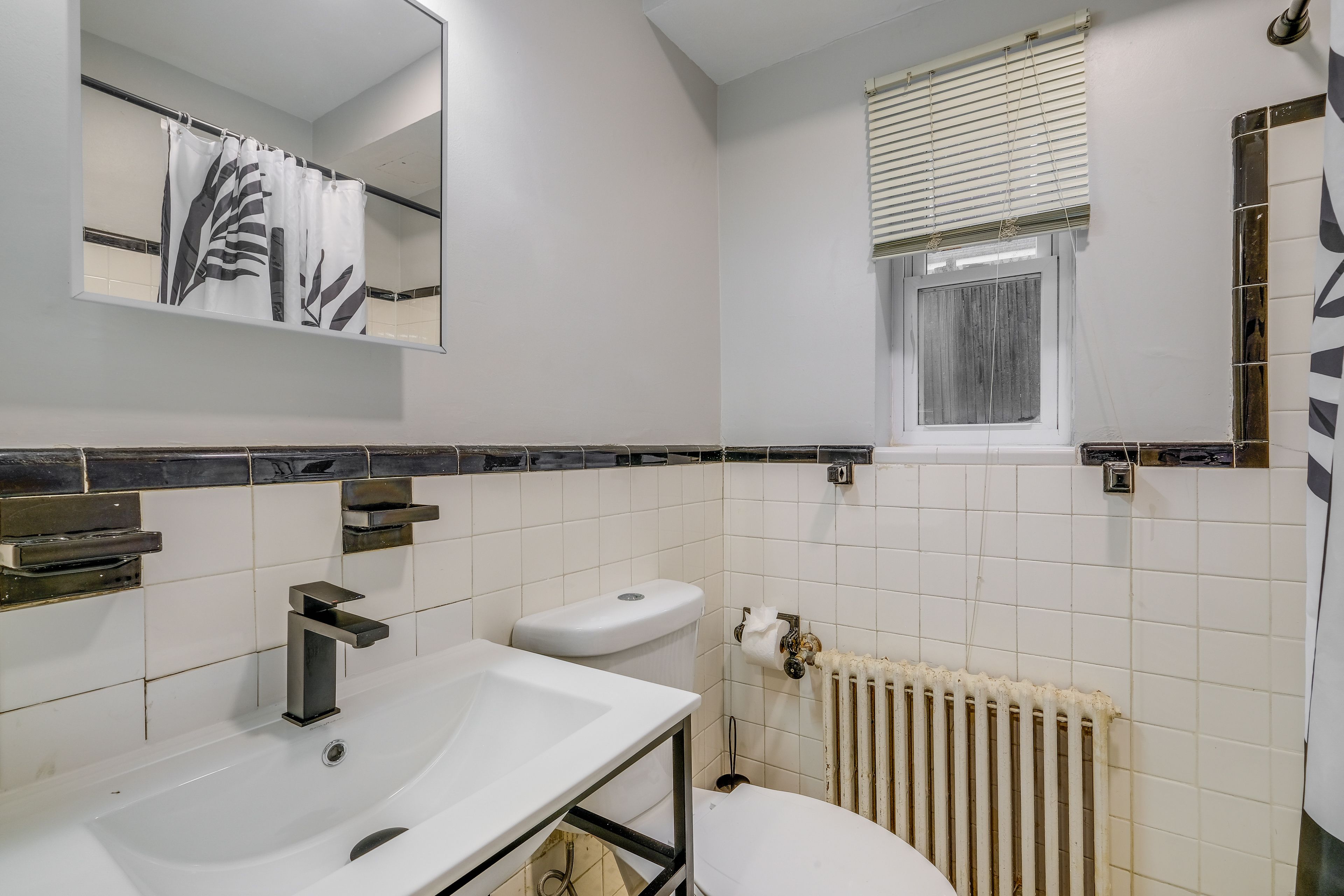 Full Bathroom | Complimentary Toiletries