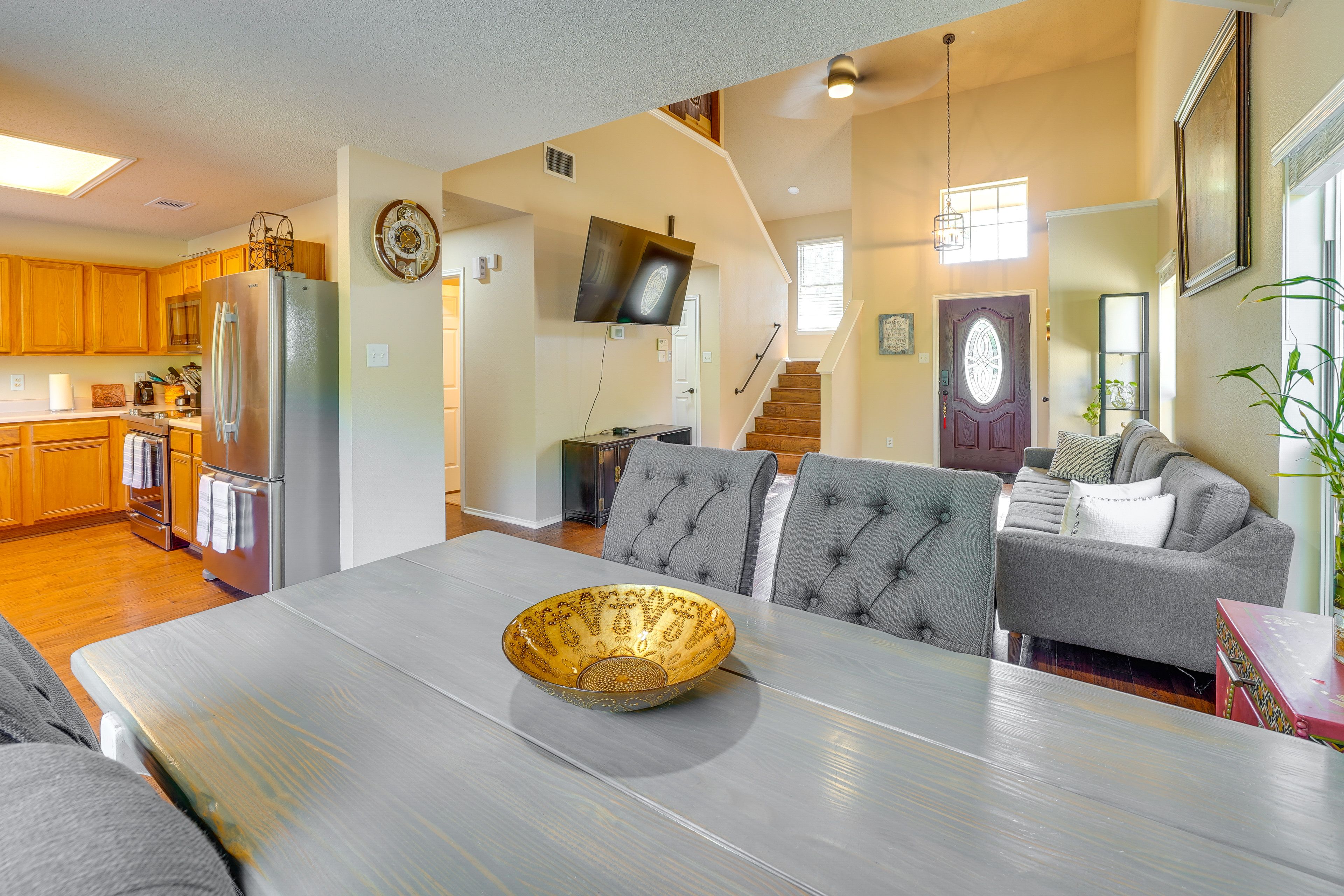 Dining Area | Dishware Provided
