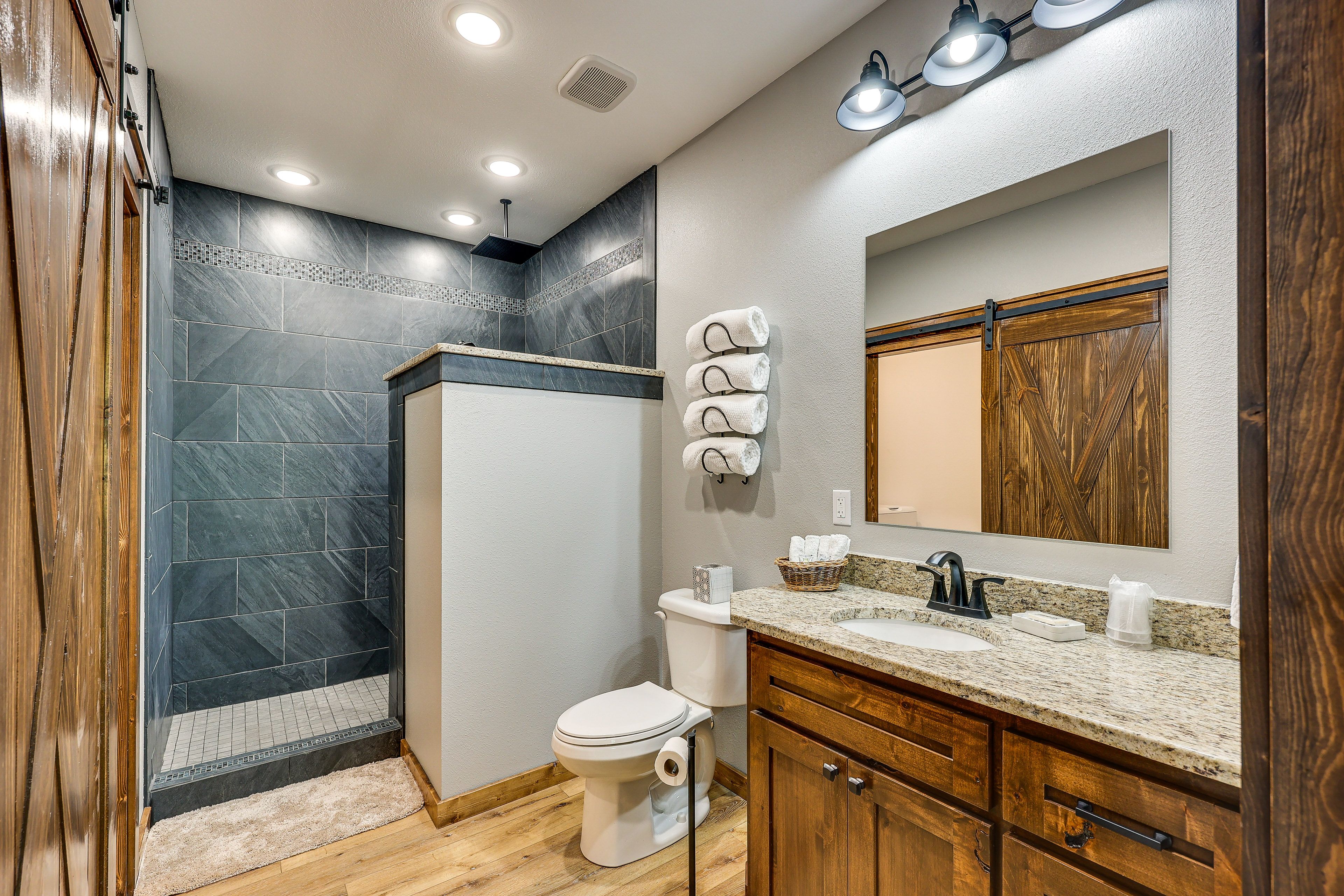 Full Bathroom | Complimentary Toiletries