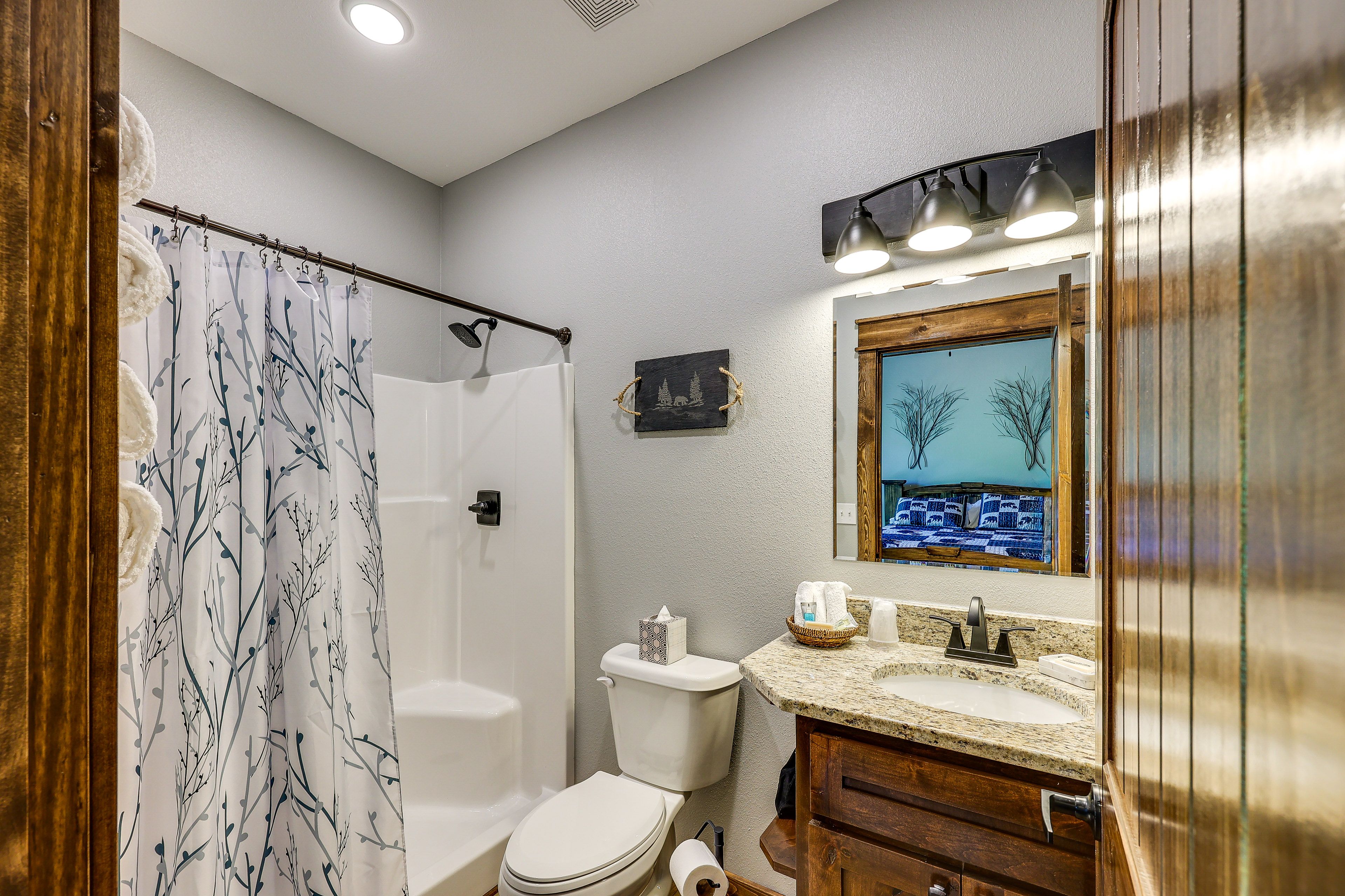 Full Bathroom | Complimentary Toiletries