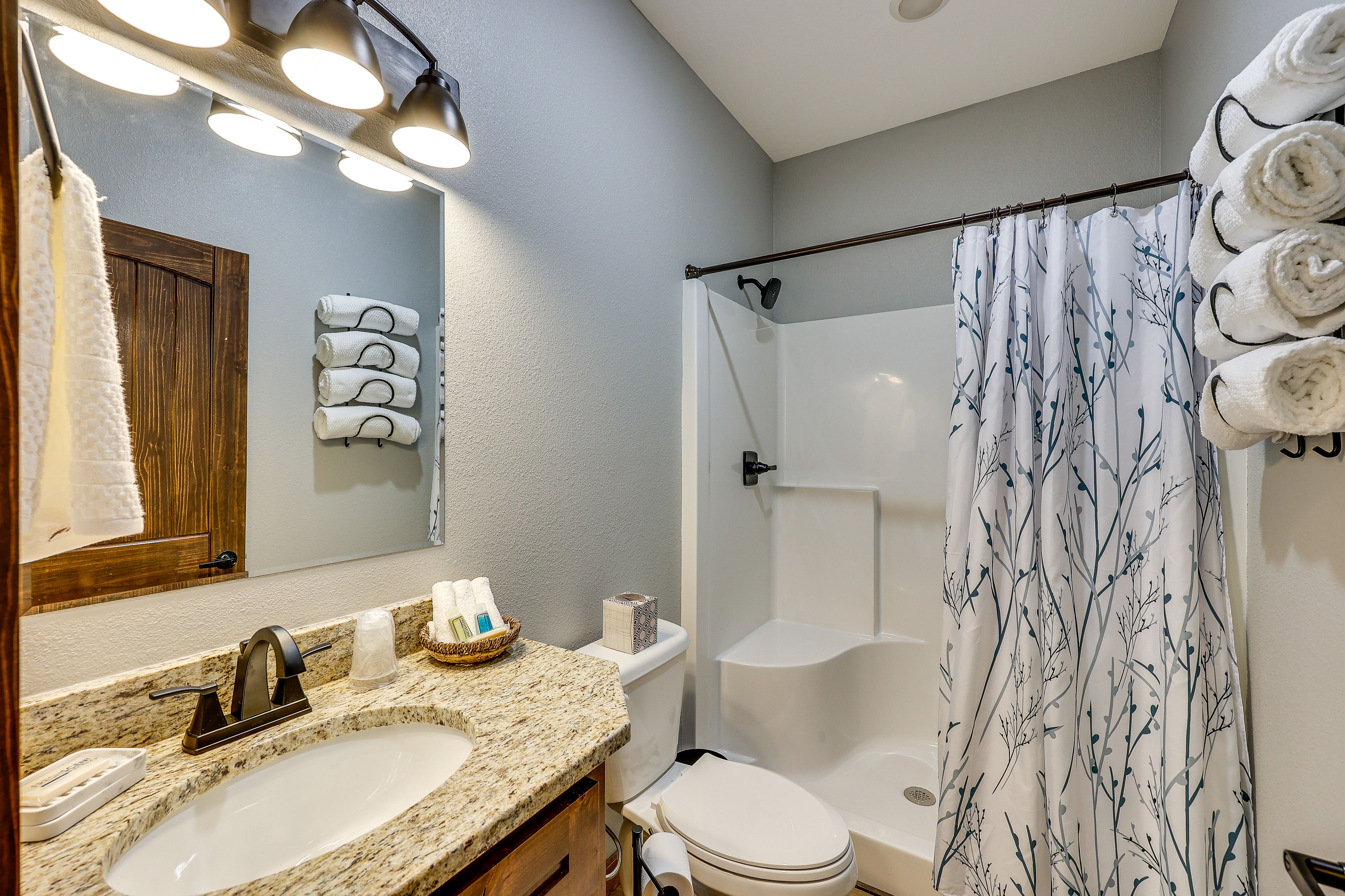 Full Bathroom | Complimentary Toiletries