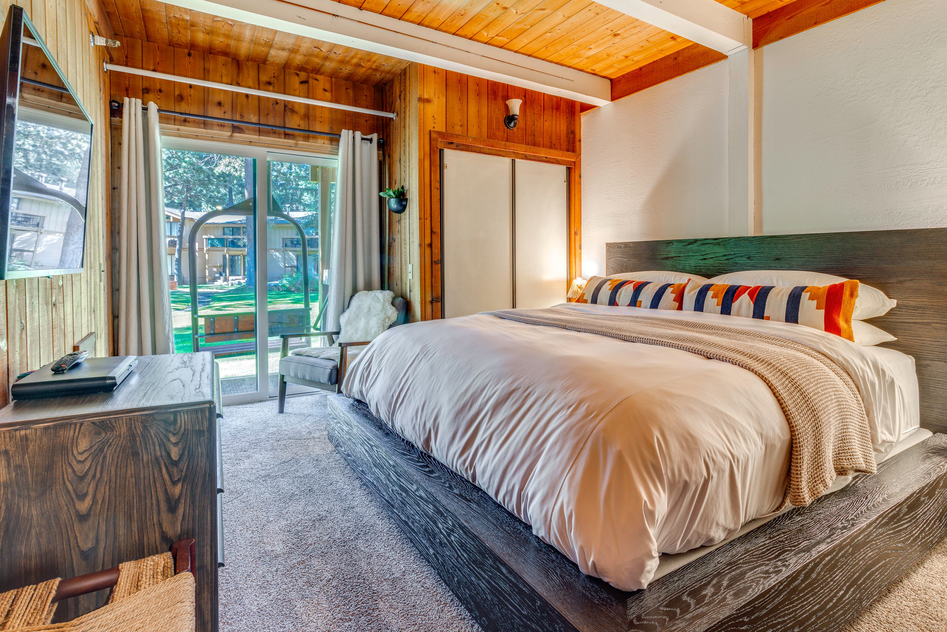 Bedroom 1 | King Bed | 1st Floor | Linens Provided