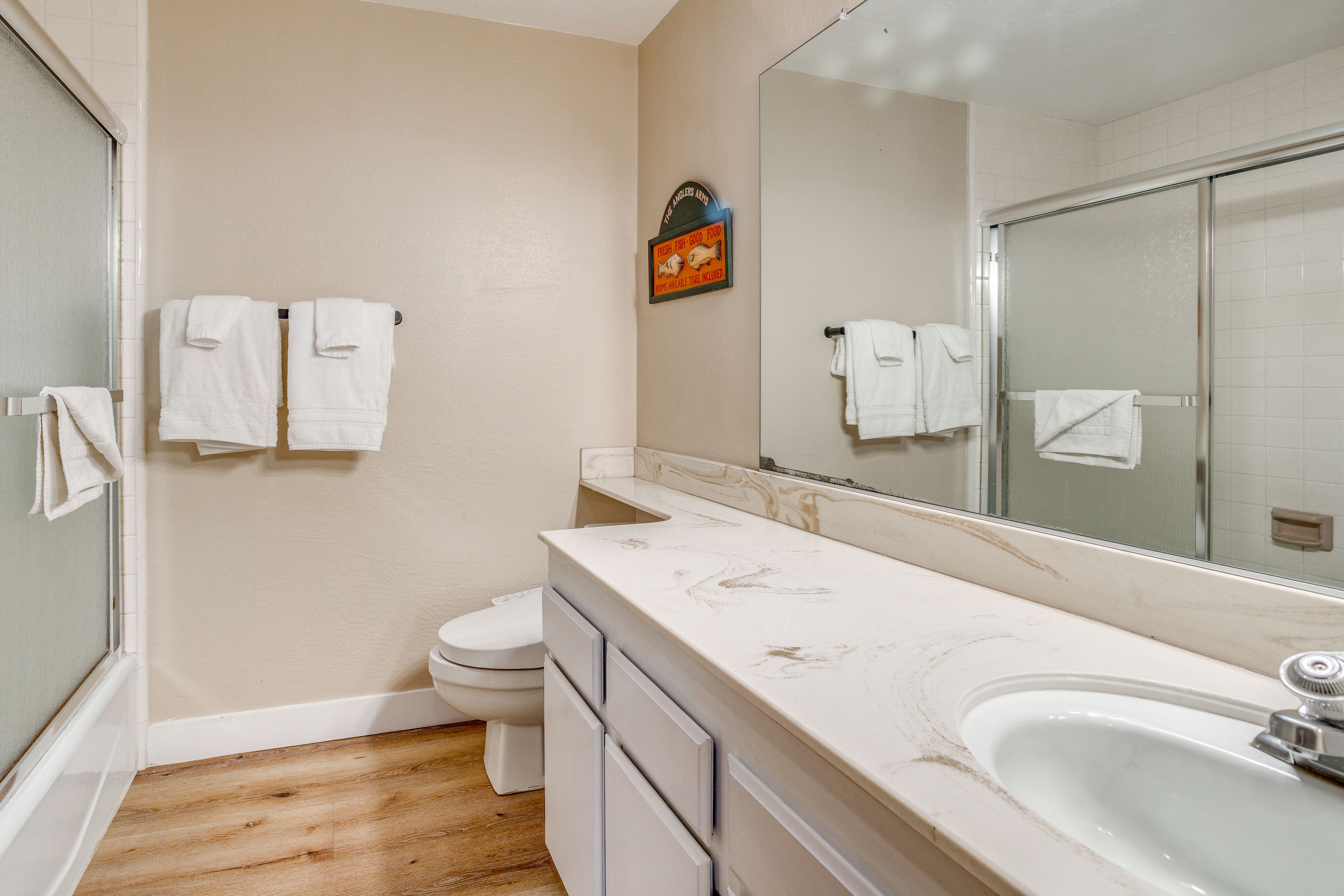 Full Bathroom | 1st Floor | Towels Provided
