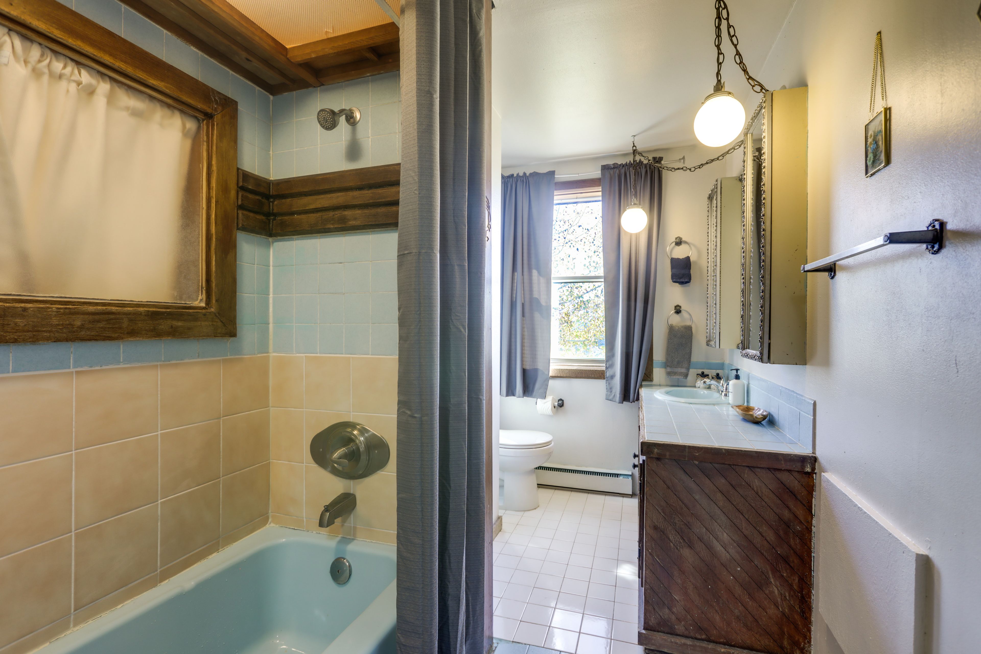 Full Bathroom | 2nd Floor | Complimentary Toiletries