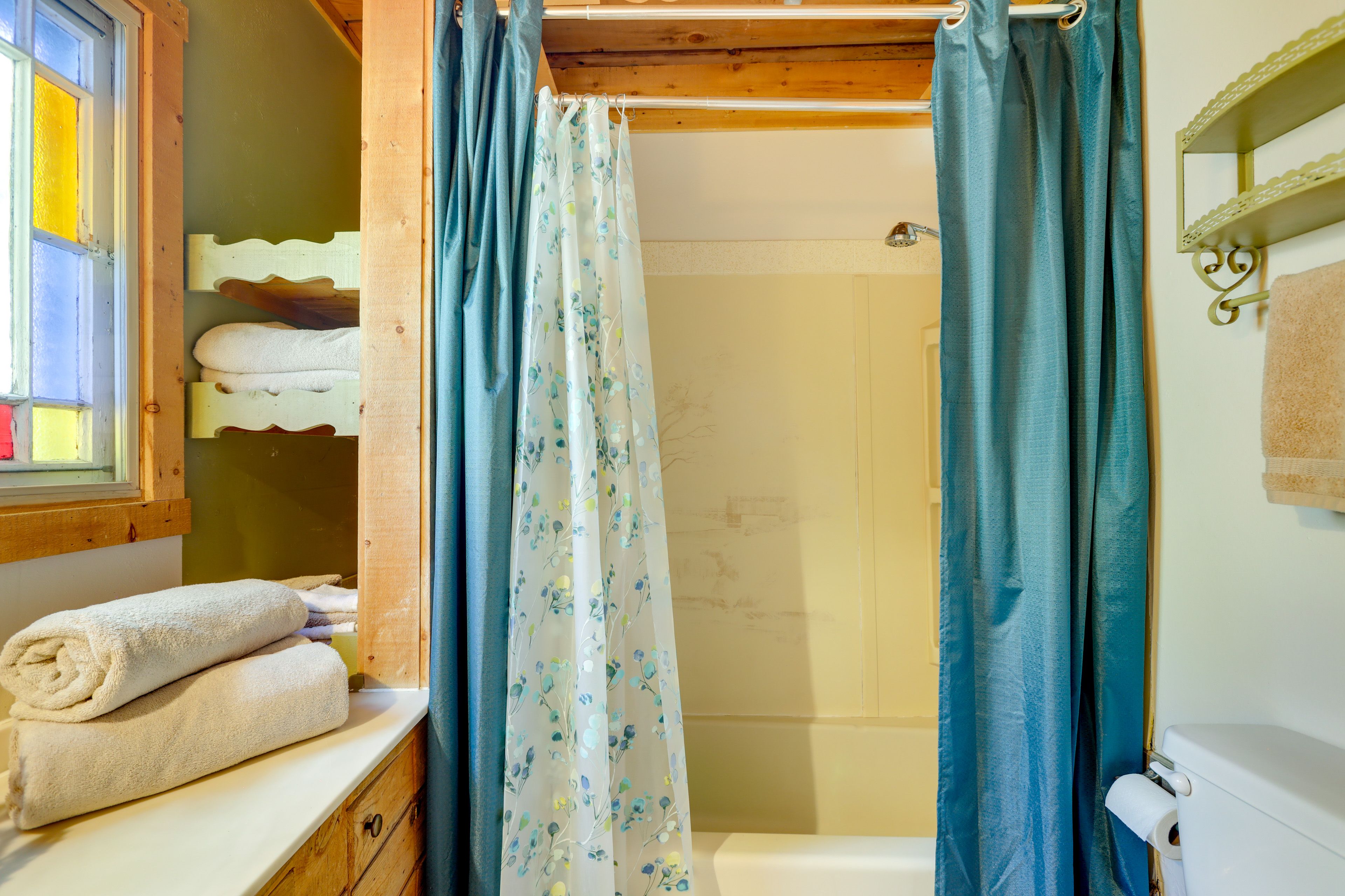 Full Bathroom | 2nd Floor