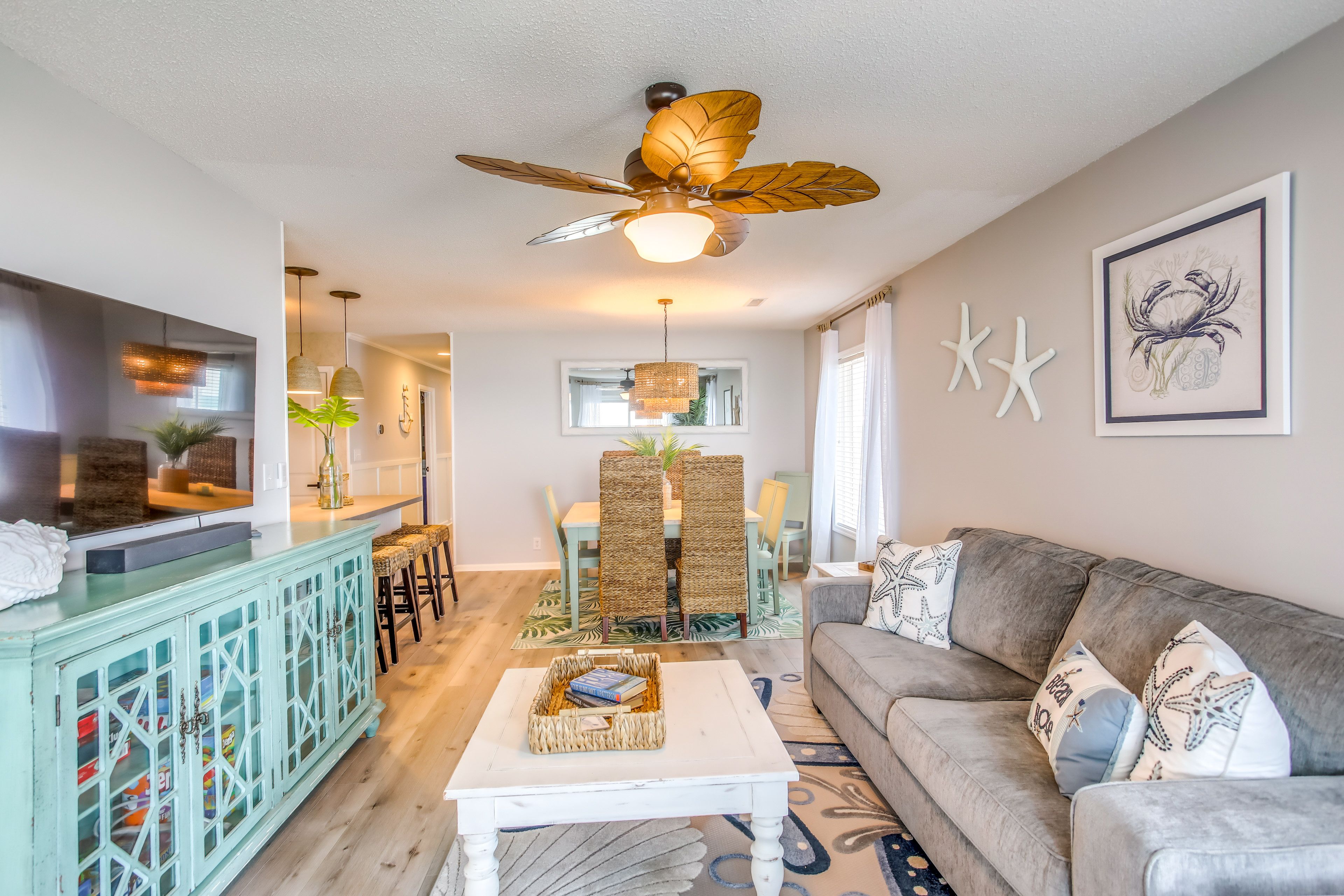 Living Room | Flat-Screen TV | DVD Player | Free WiFi | Queen Sleeper Sofa