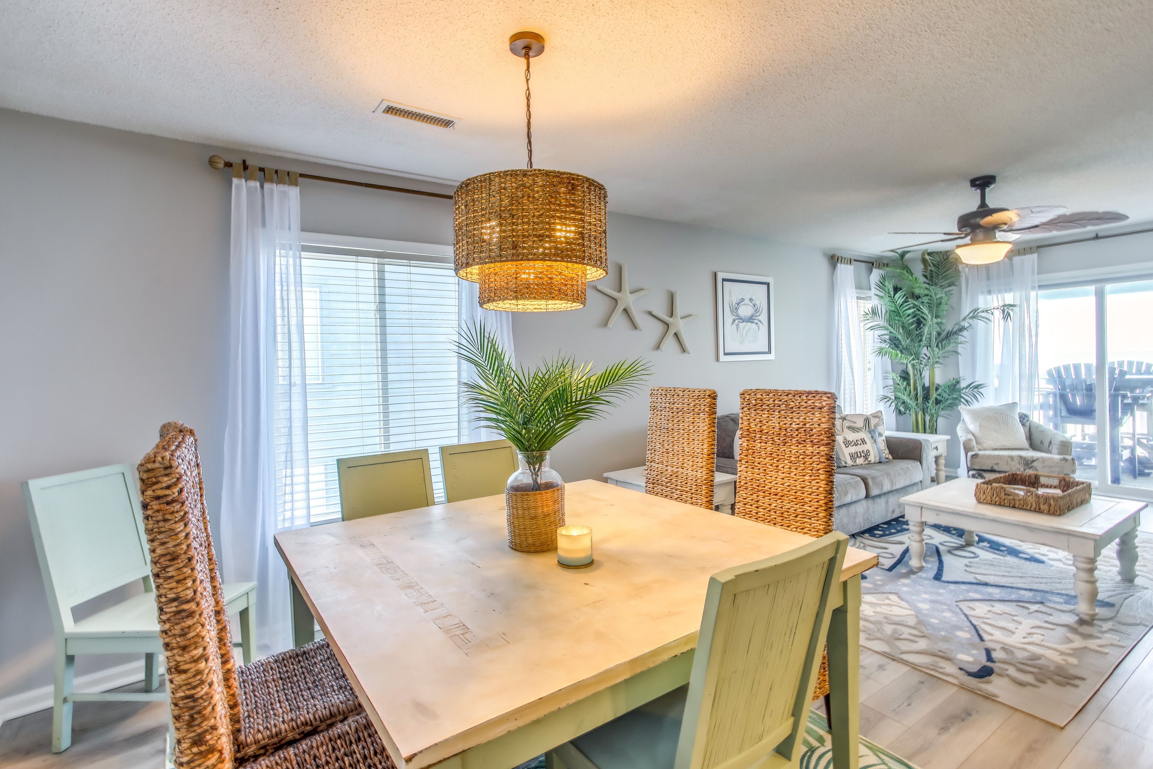 Dining Area | Central A/C & Heat