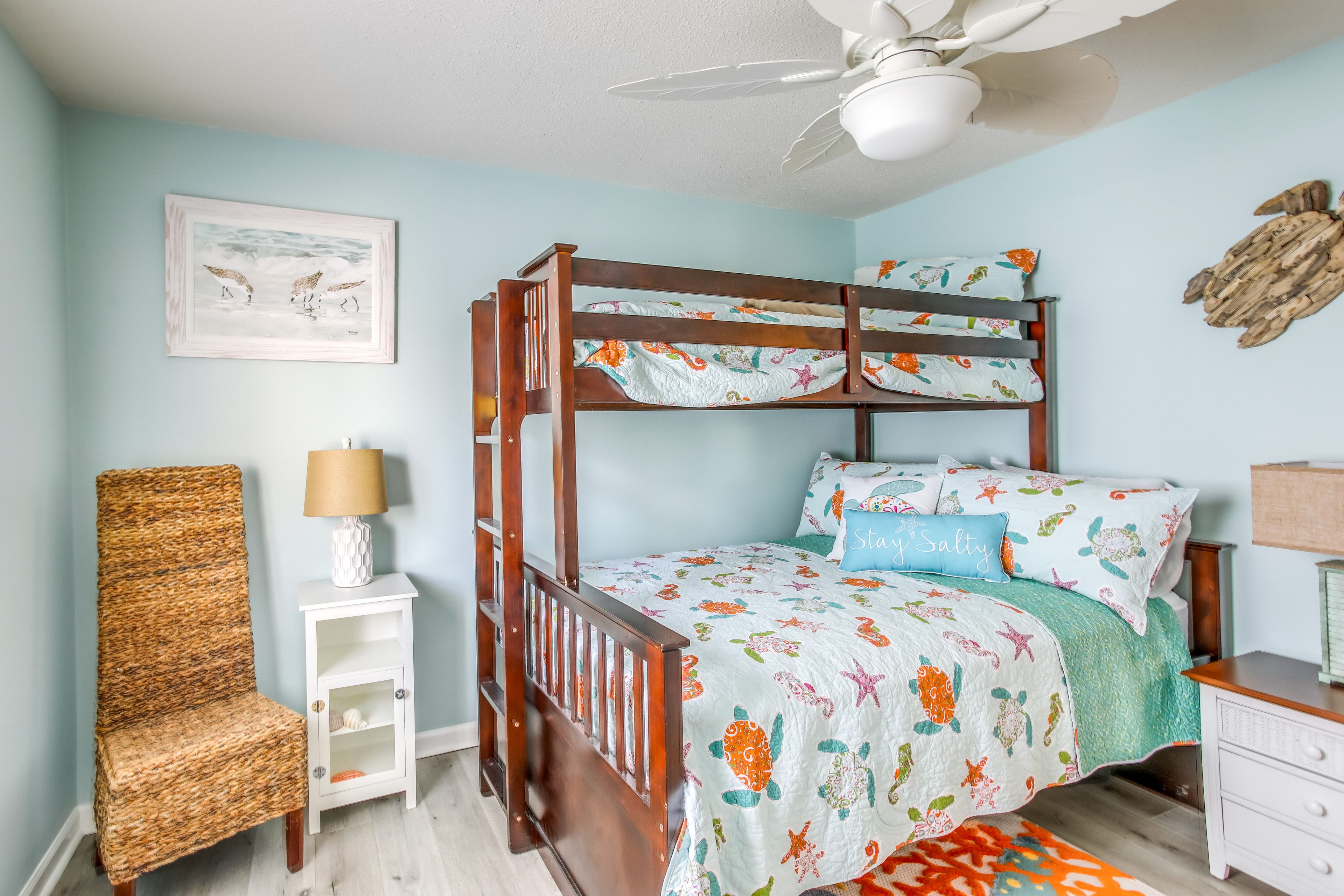 Bedroom 3 | Twin/Queen Bunk Bed