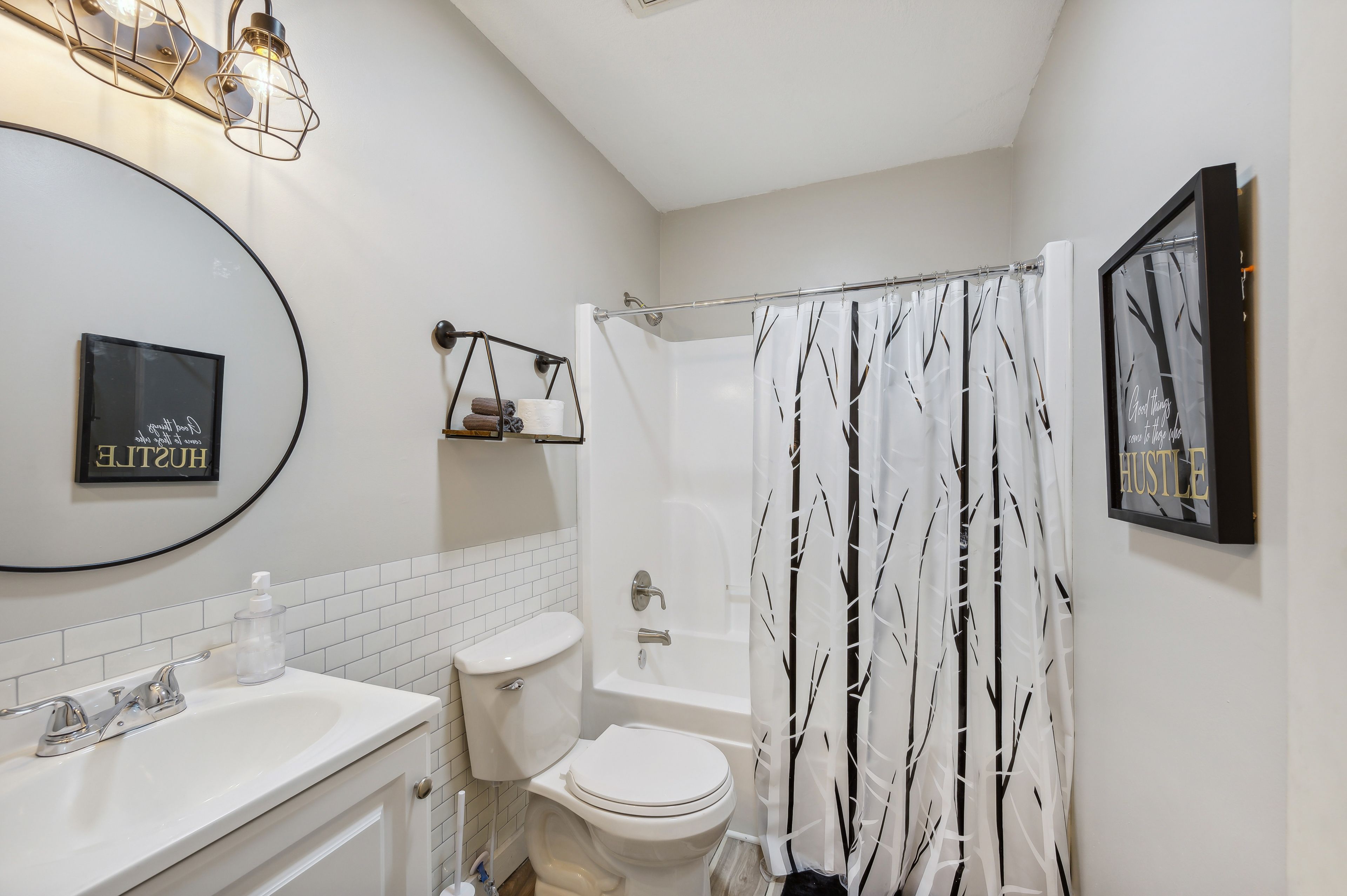 Full Bathroom | Towels Provided