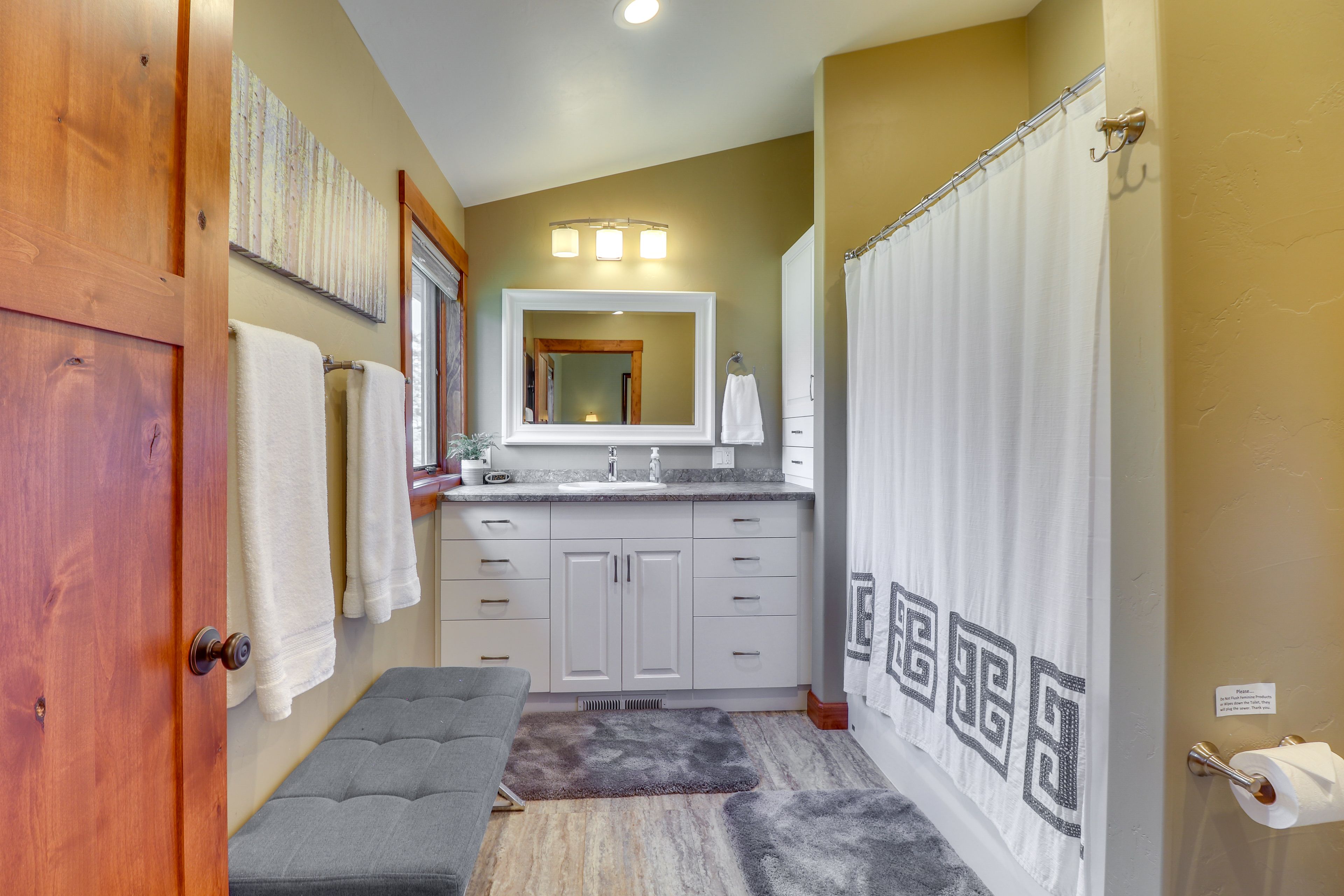 Full Bathroom | Linens Provided