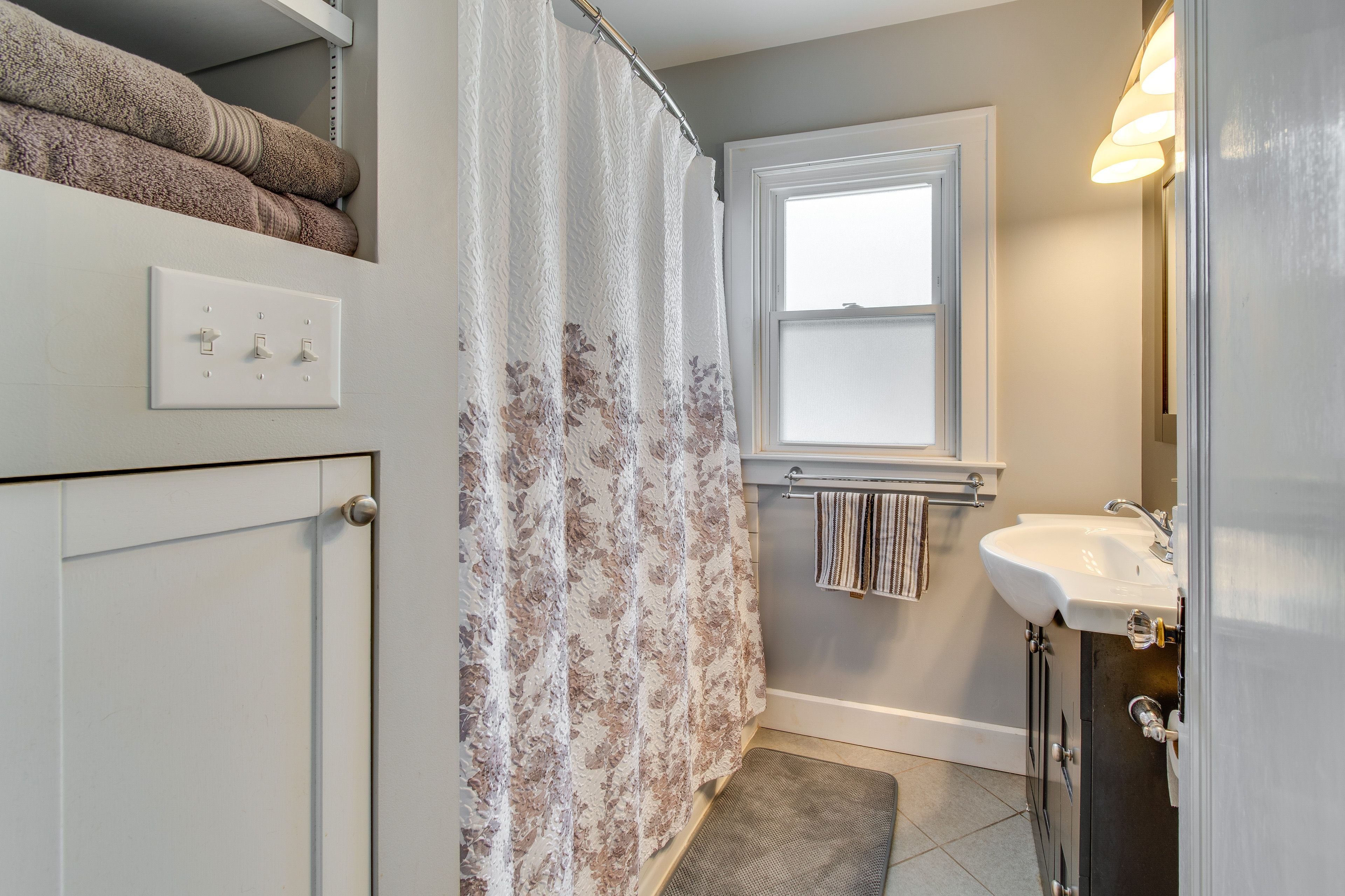 Full Bath | Towels Provided | Hair Dryer | Complimentary Toiletries