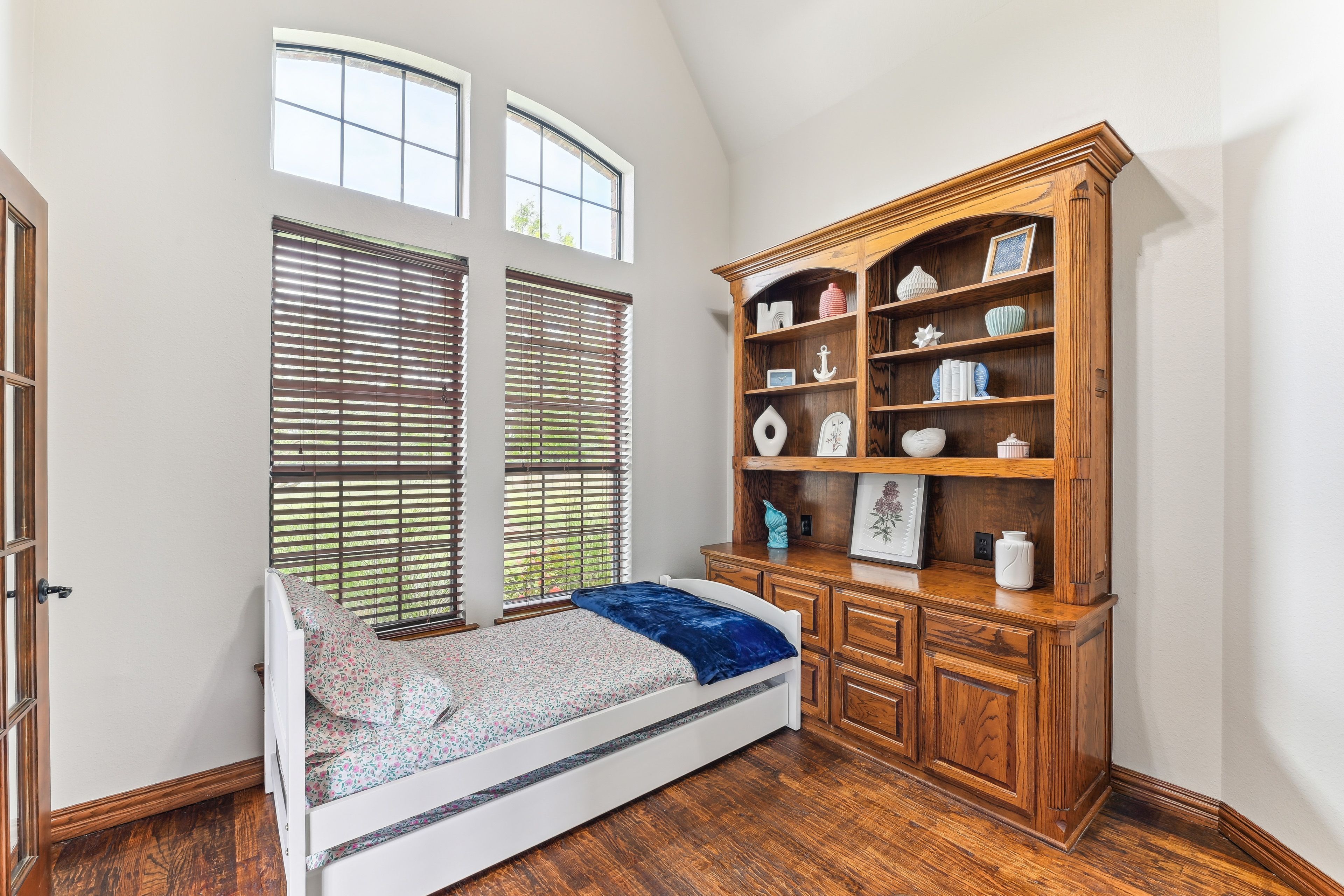 Office | Twin Bed w/ Twin Trundle Bed