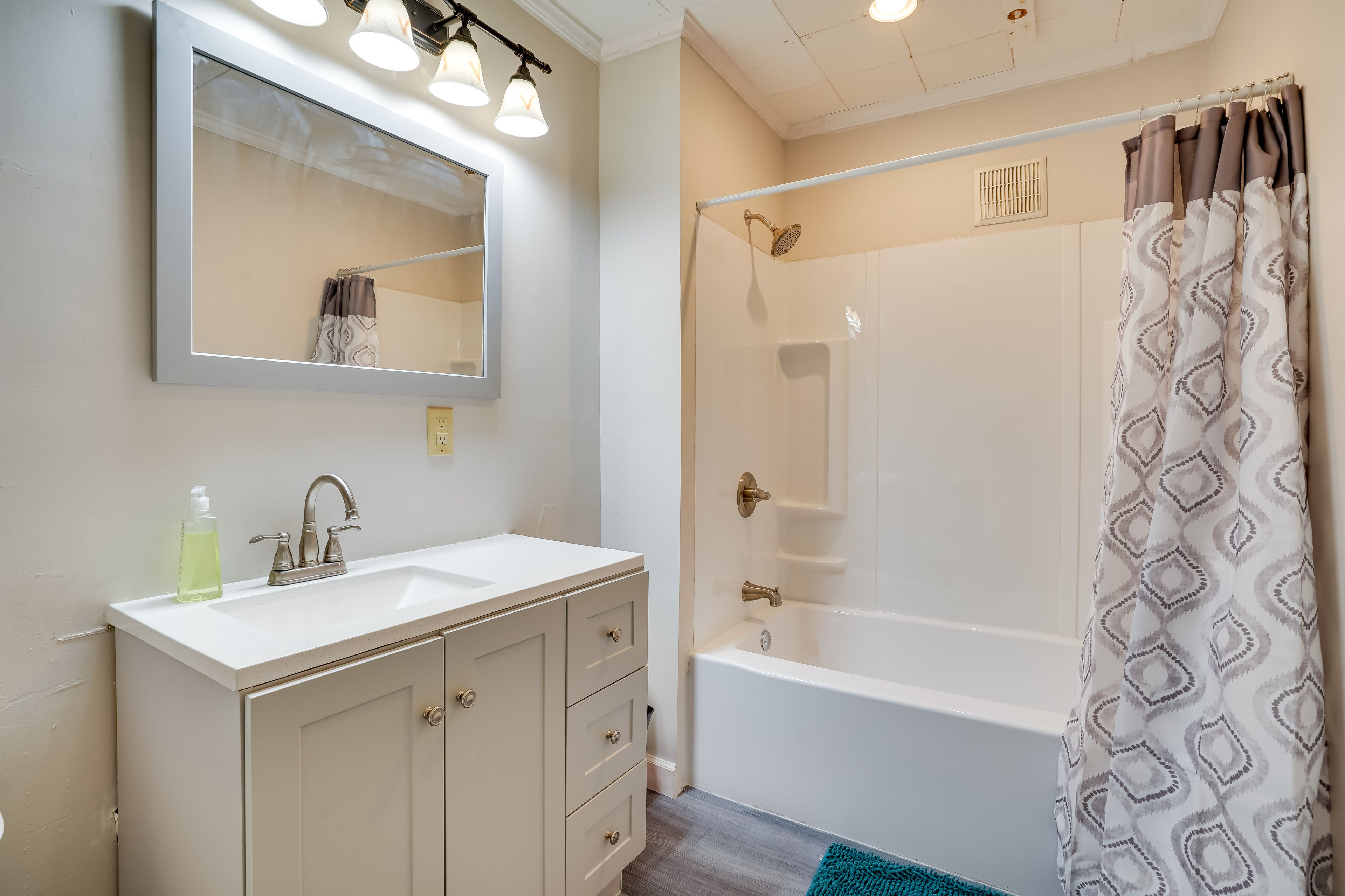 Full Bathroom | 2nd Floor