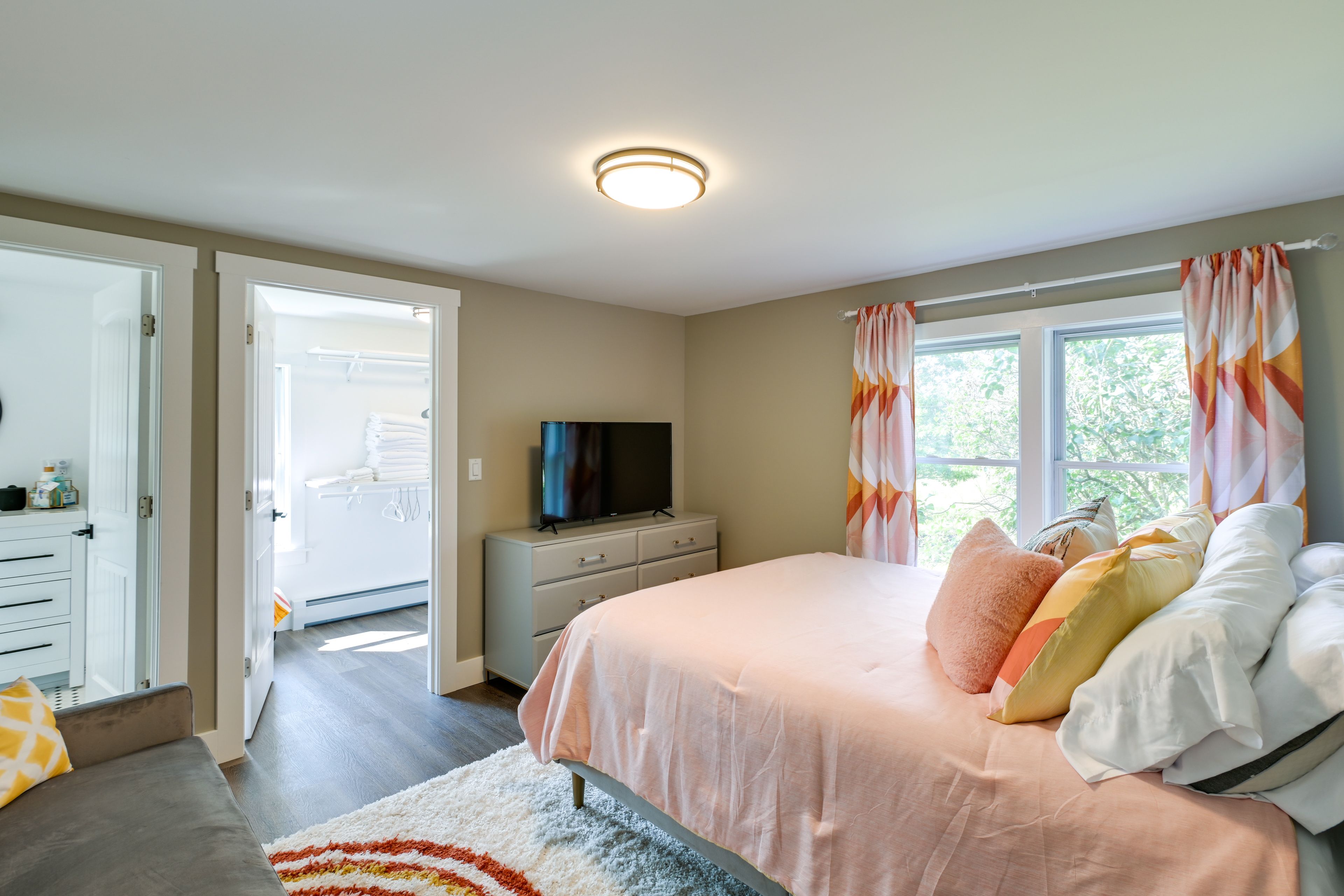 Bedroom 1 | Queen Bed | Linens Provided | En-Suite Bathroom