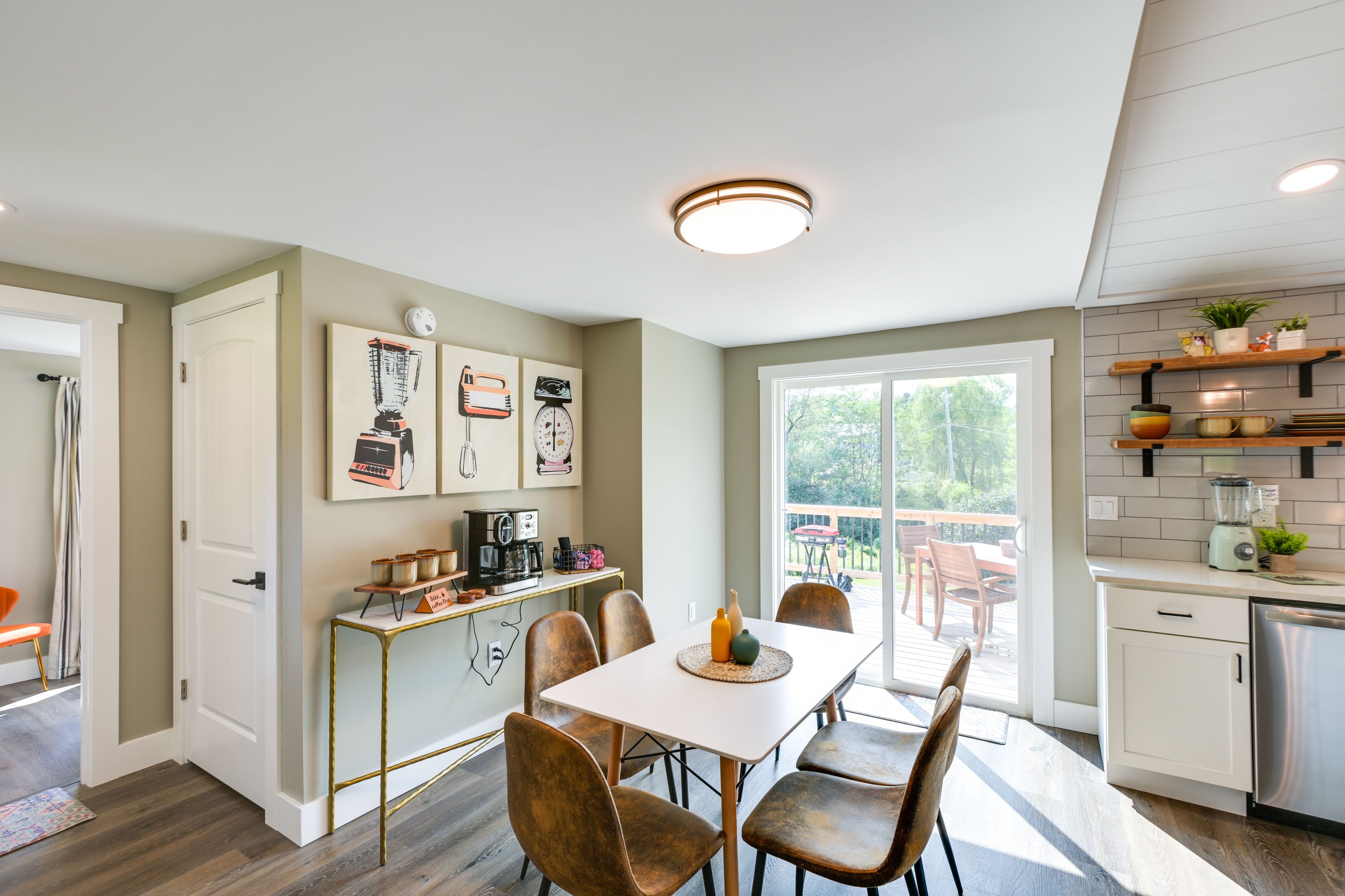 Dining Area | Dishware/Flatware Provided